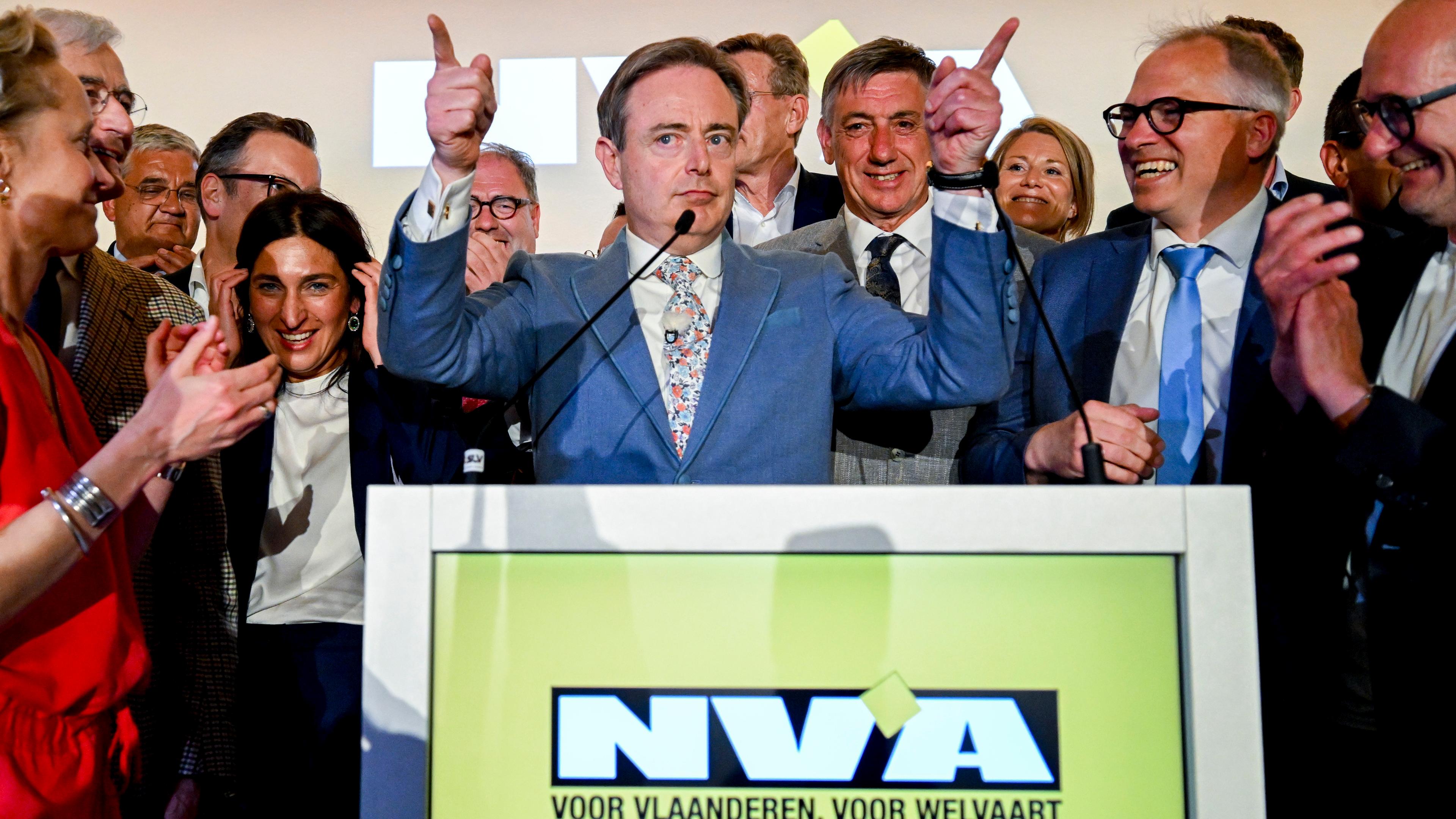 Der Chef der Neu-Flämischen Allianz (N-VA) Bart De Wever hält eine Rede