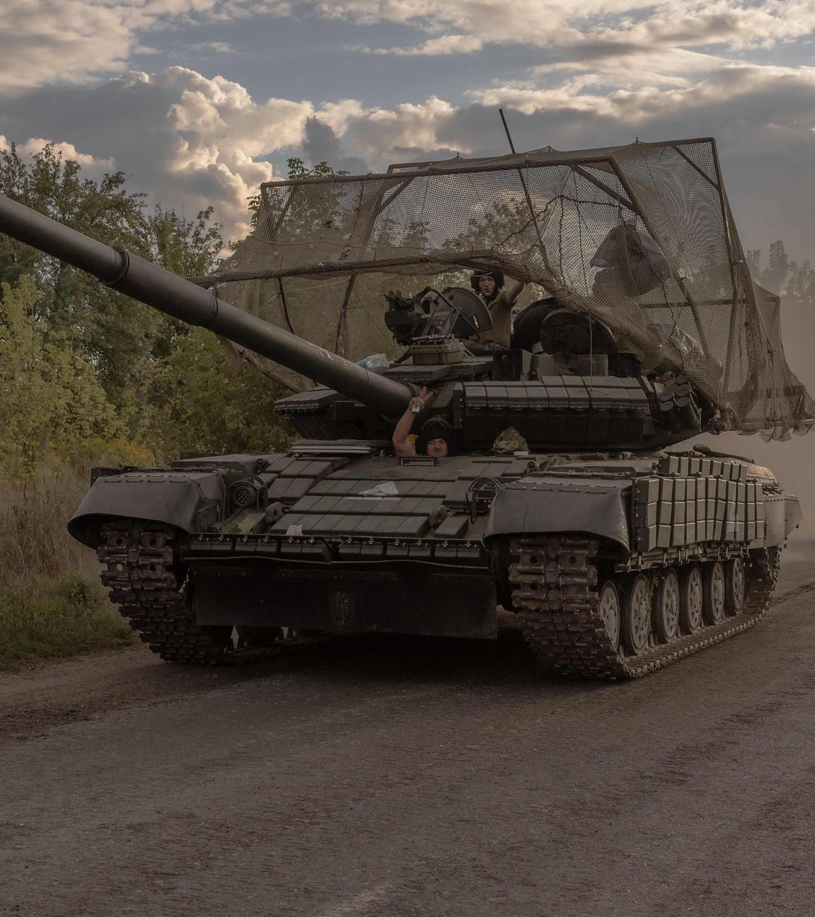 Ukrainische Soldaten steuern am 11. August 2024 während der russischen Invasion in der Ukraine sowjetische T-64-Panzer in der Region Sumy nahe der Grenze zu Russland.