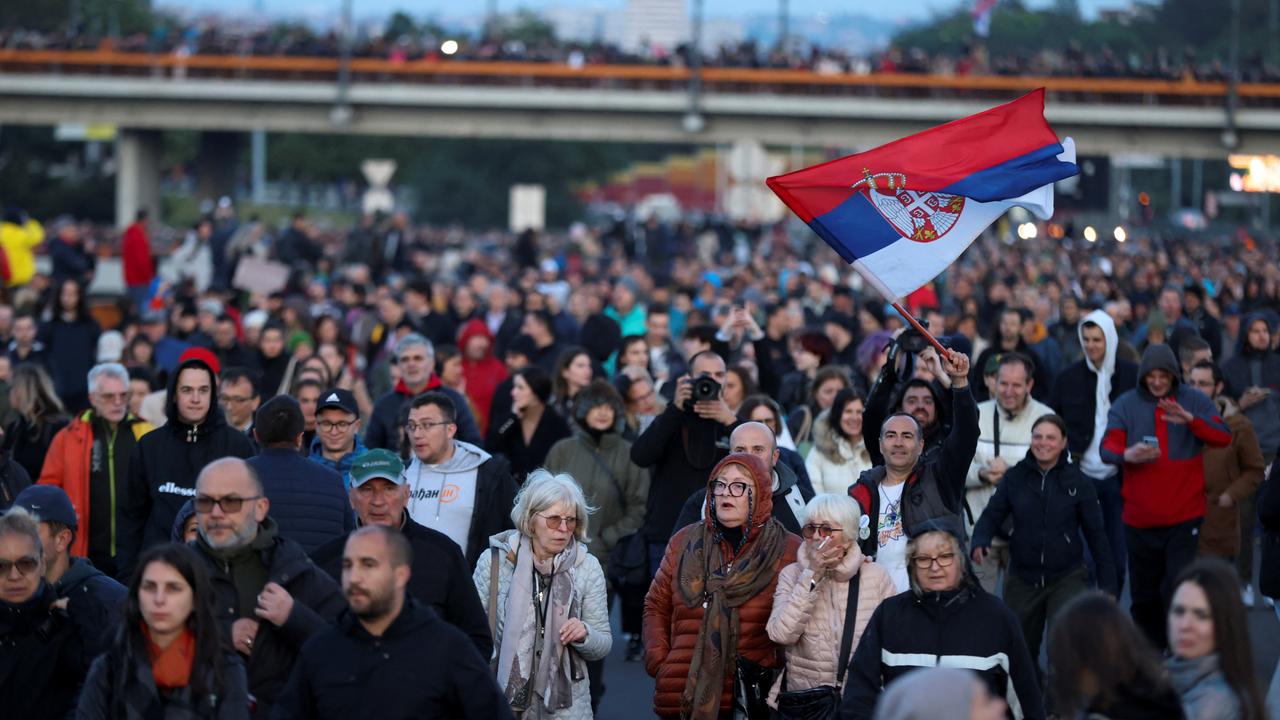 Waffengewalt In Serbien: Demonstranten Blockieren Autobahn - ZDFheute