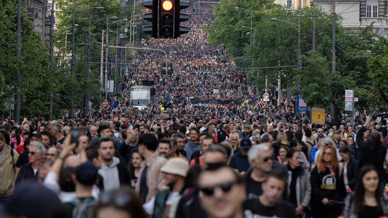 Serbien: Erneuter Massenprotest Gegen Waffengewalt - ZDFheute