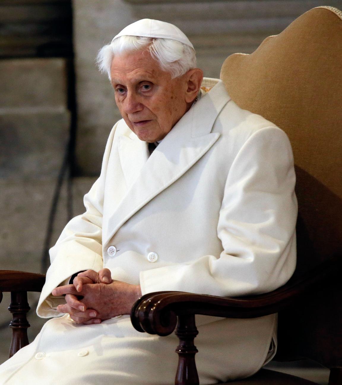  Der emeritierte Papst Benedikt XVI. sitzt bei einer Messe im Petersdom. 