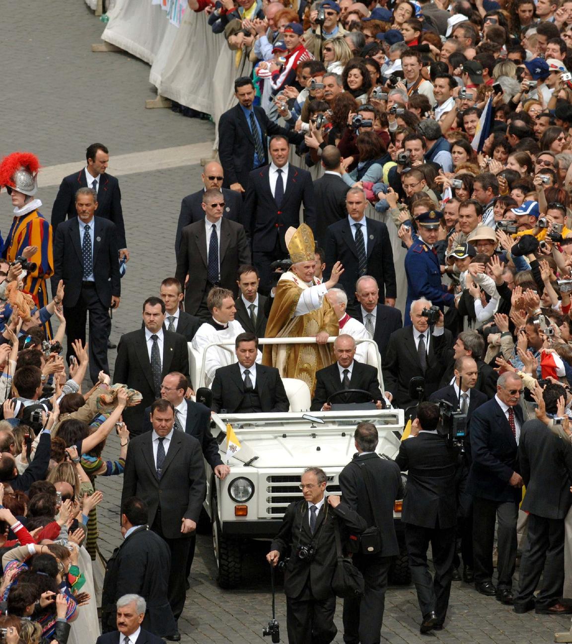 Papst Benedikt XVI. wird am Sonntag (24.04.2005) auf dem Papamobil durch die Menge über den Petersplatz am Vatikan gefahren.