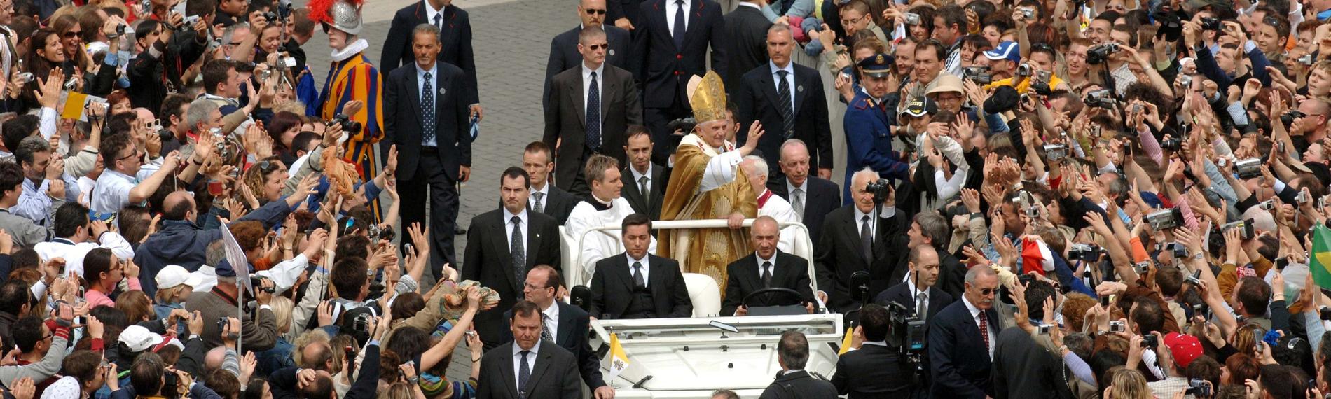 Papst Benedikt XVI. wird am Sonntag (24.04.2005) auf dem Papamobil durch die Menge über den Petersplatz am Vatikan gefahren.