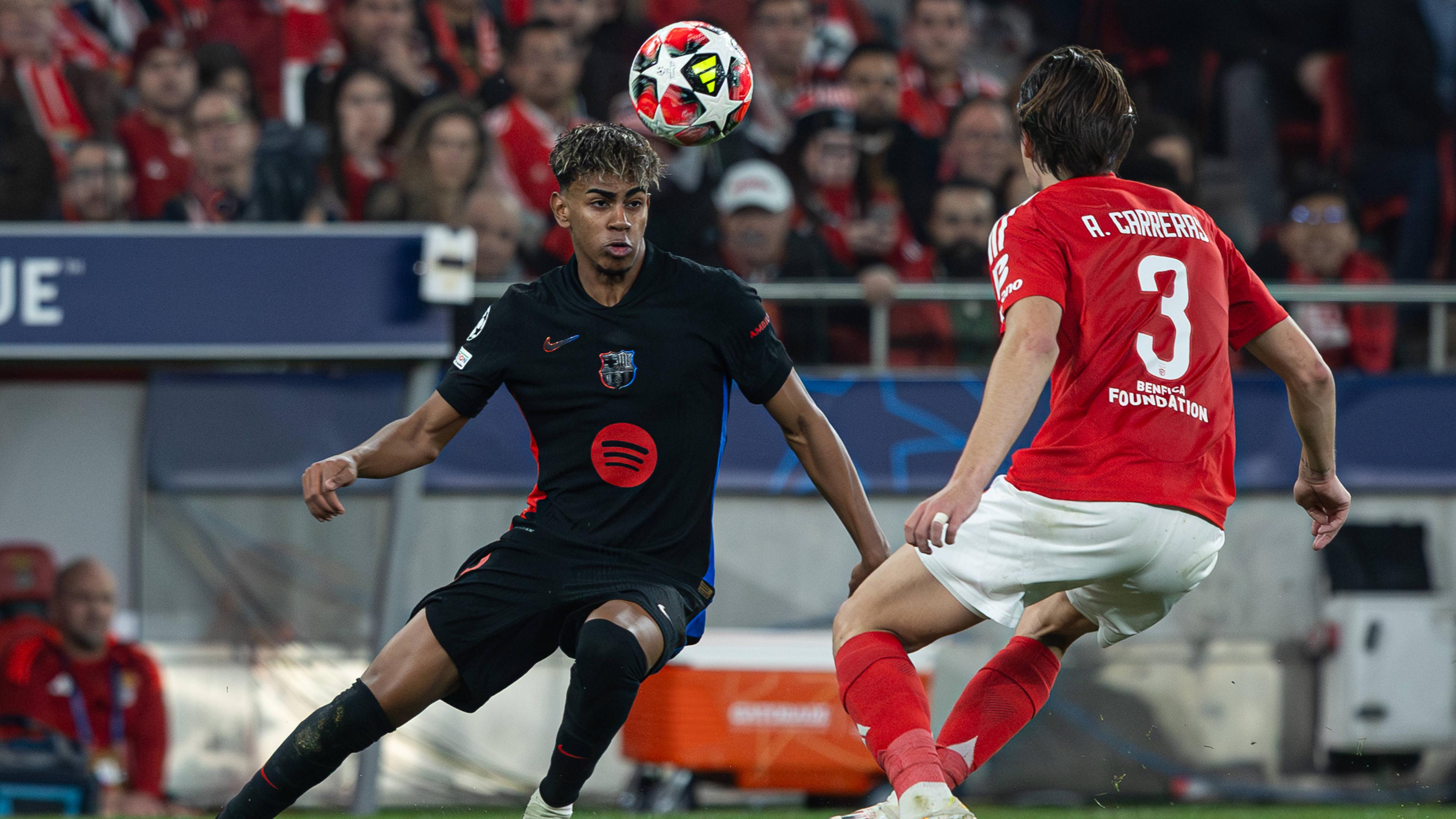 Lamine Yamal von FC Barcelona mit Alvaro Carreras von SL Benfica in Aktion.