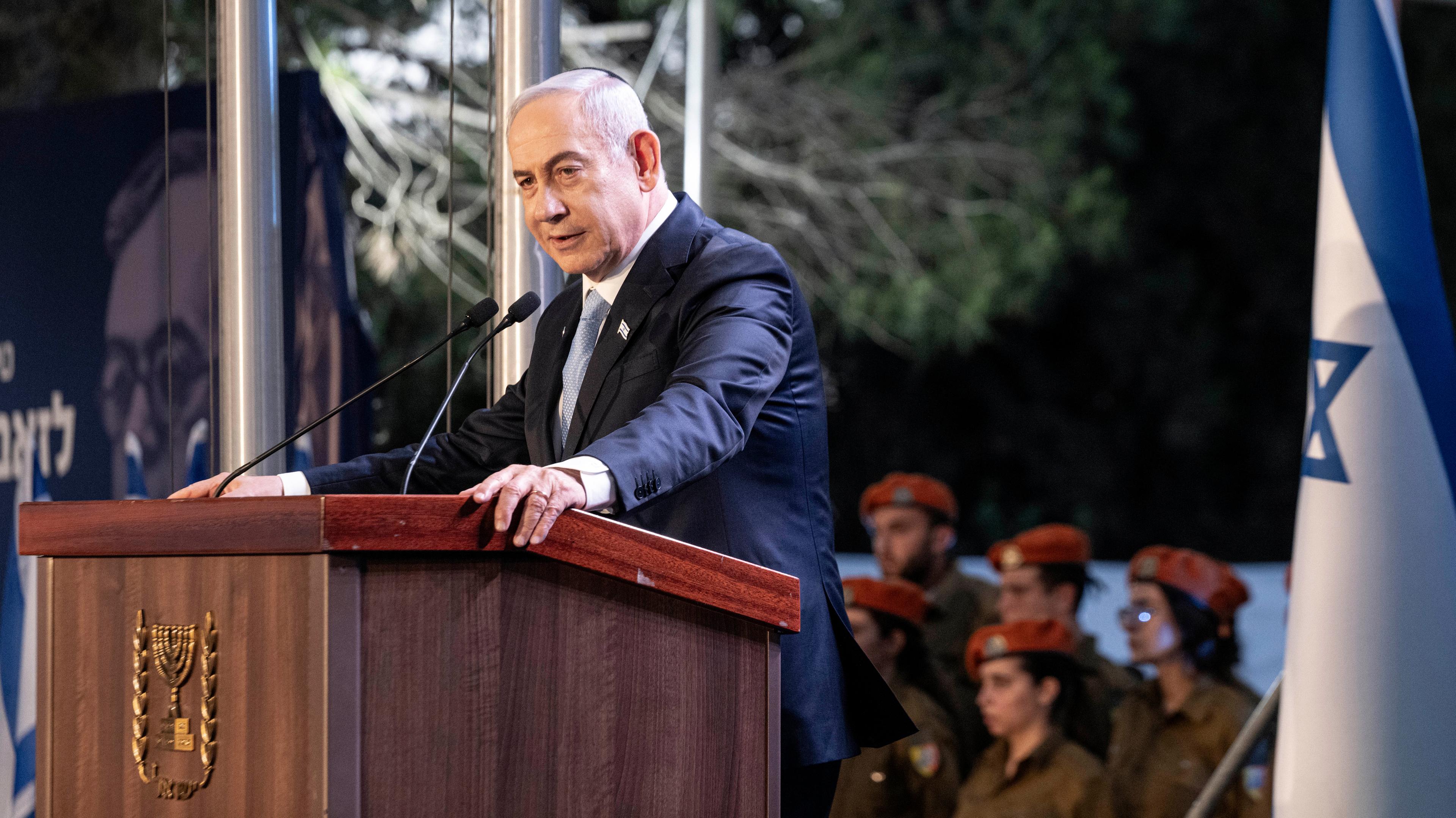 Der israelische Ministerpräsident Benjamin Netanjahu spricht auf dem Militärfriedhof Mount Herzl in Jerusalem am staatlichen Denkmal für Ze'ev Jabotinsky.