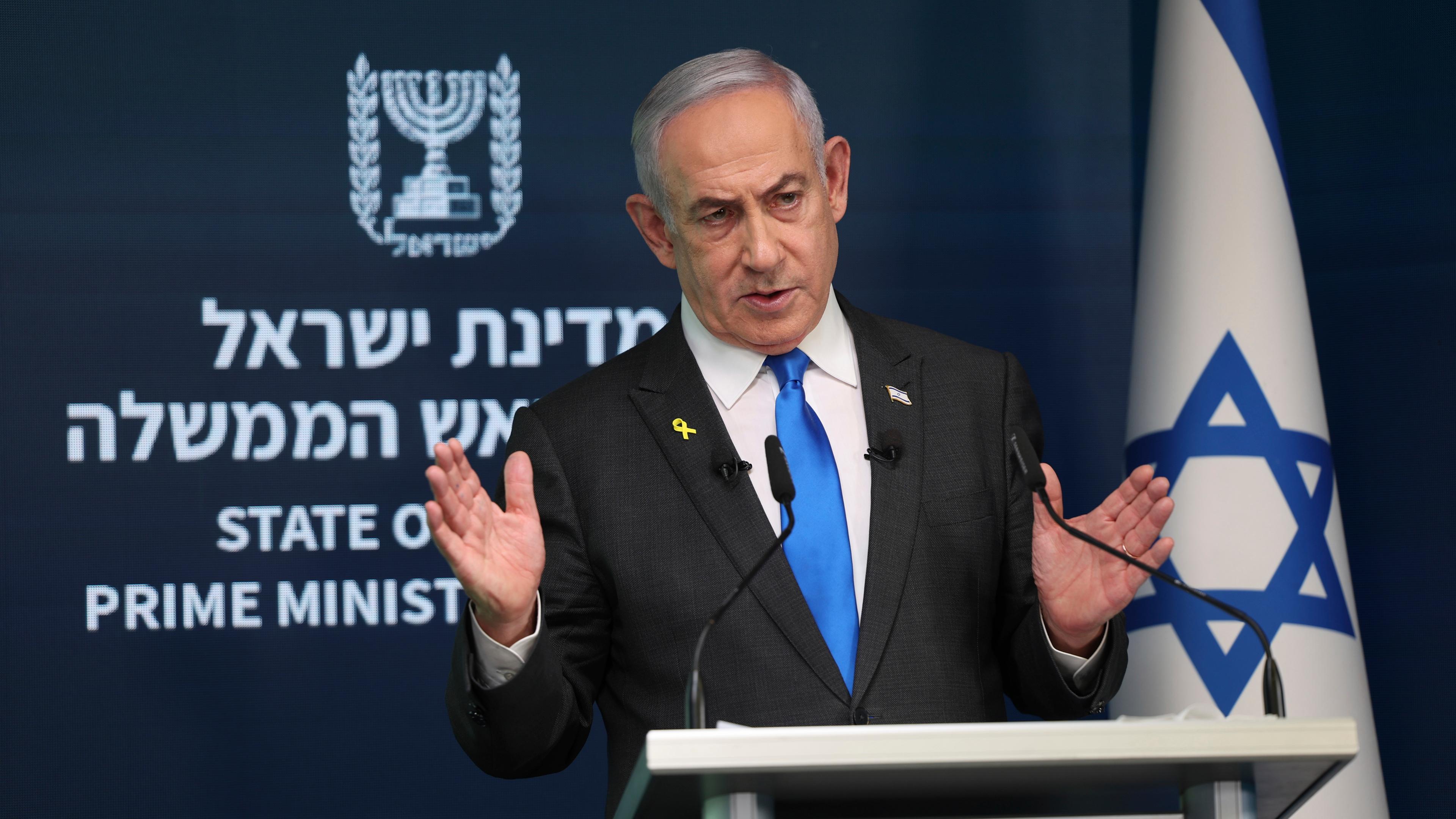 Benjamin Netanjahu, Ministerpräsident von Israel, gestikuliert während einer Pressekonferenz im Pressebüro der Regierung.