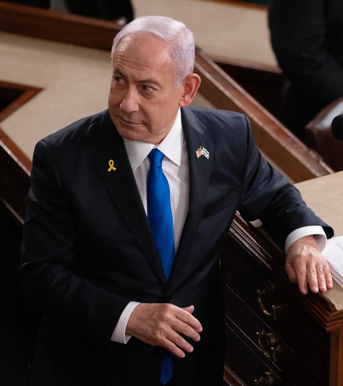 Der israelische Ministerpräsident Benjamin Netanjahu dreht sich bei seiner Rede im US-Kongress um.