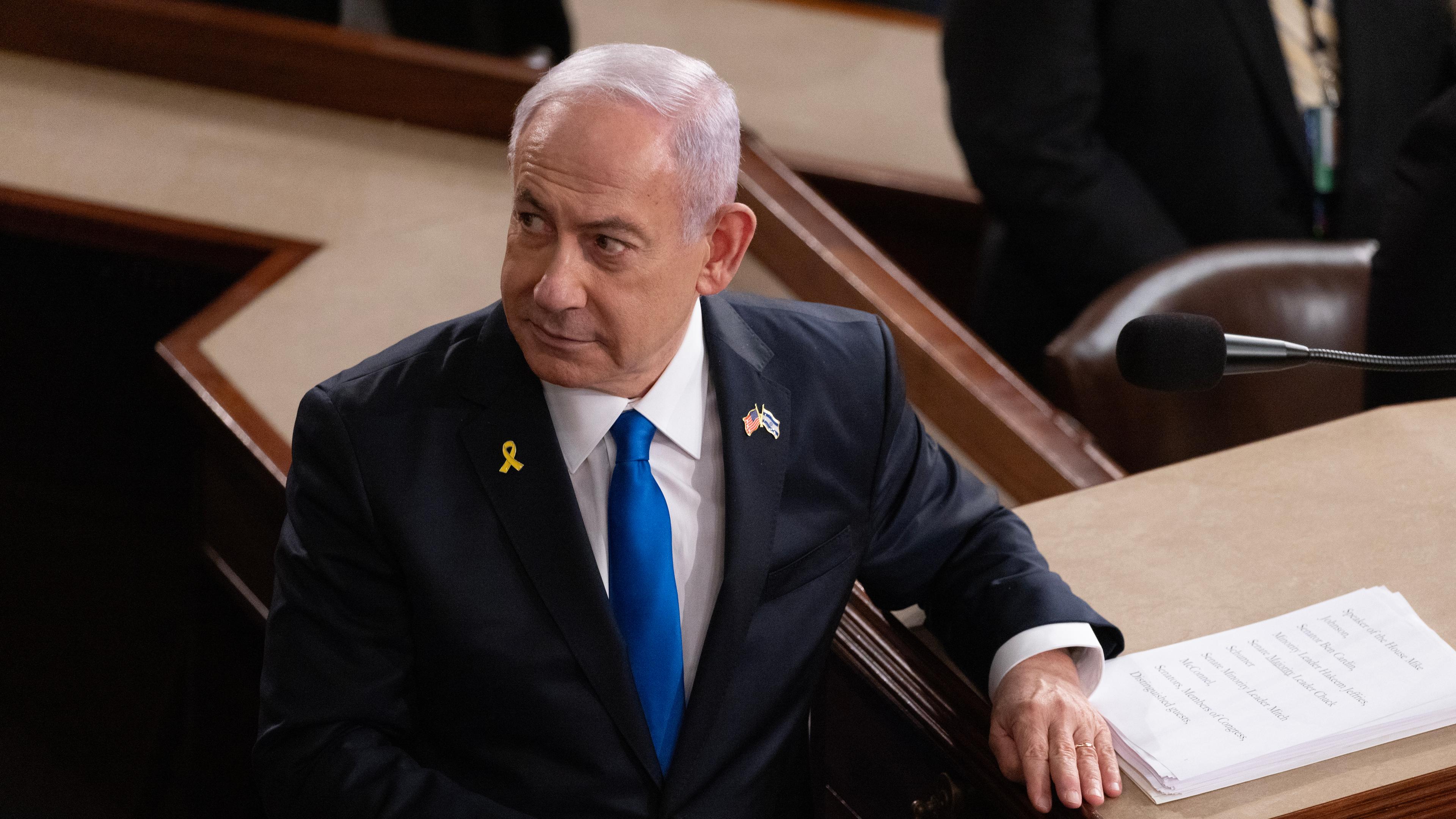 Der israelische Ministerpräsident Benjamin Netanjahu dreht sich bei seiner Rede im US-Kongress um.