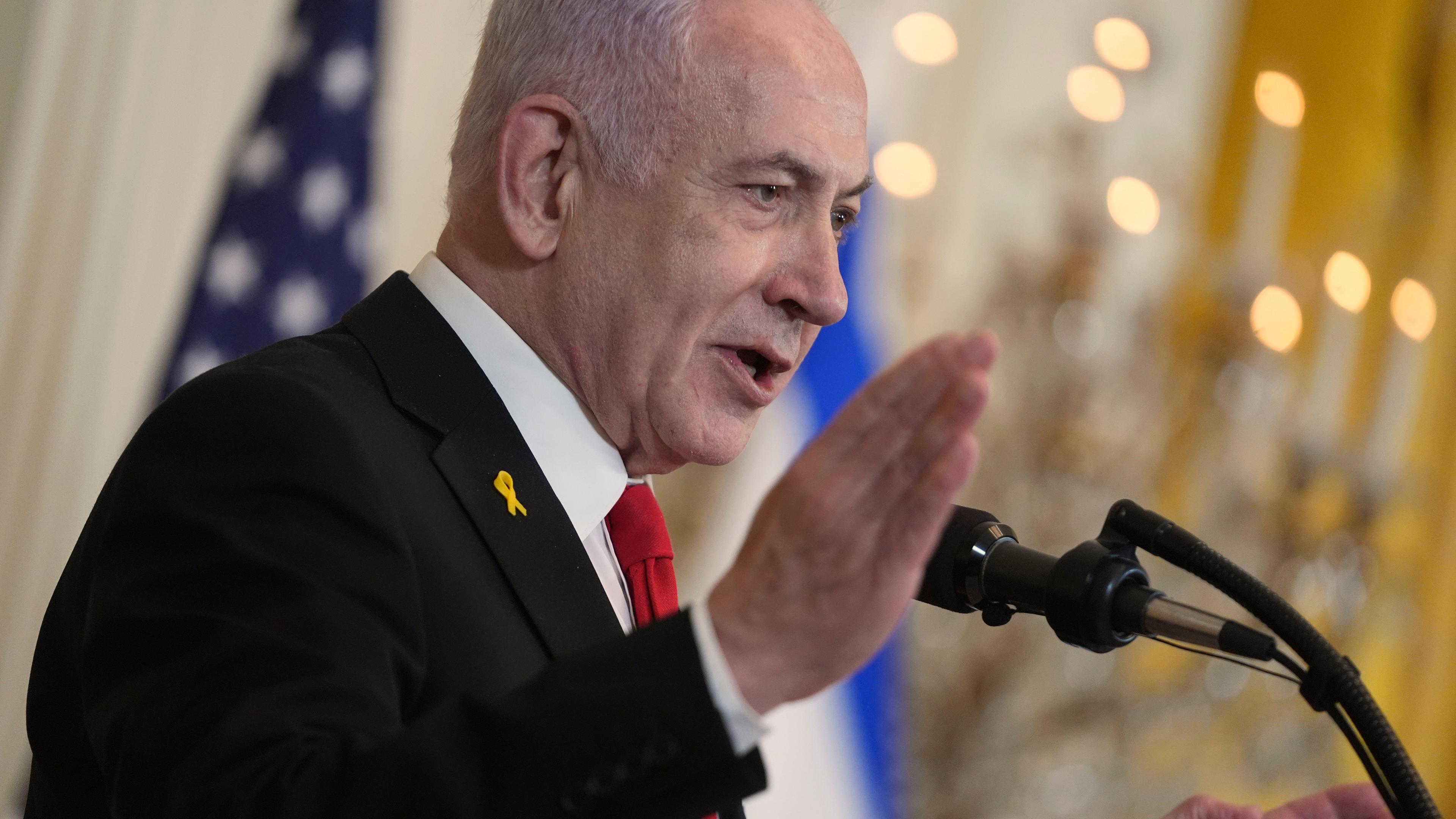 Israels Ministerpräsident Benjamin Netanjahu spricht im East Room des Weißen Hauses.