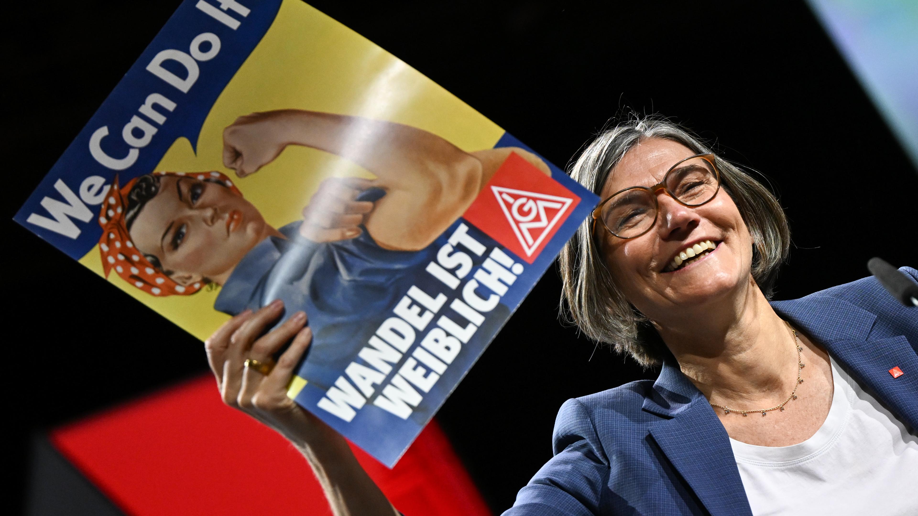 Neue IG-Metall-Chefin Christiane Benner auf dem Gewerkschaftstag mit einem Plakat mit der Aufschrift ("We Can Do It! - Wandel ist weiblich"). 