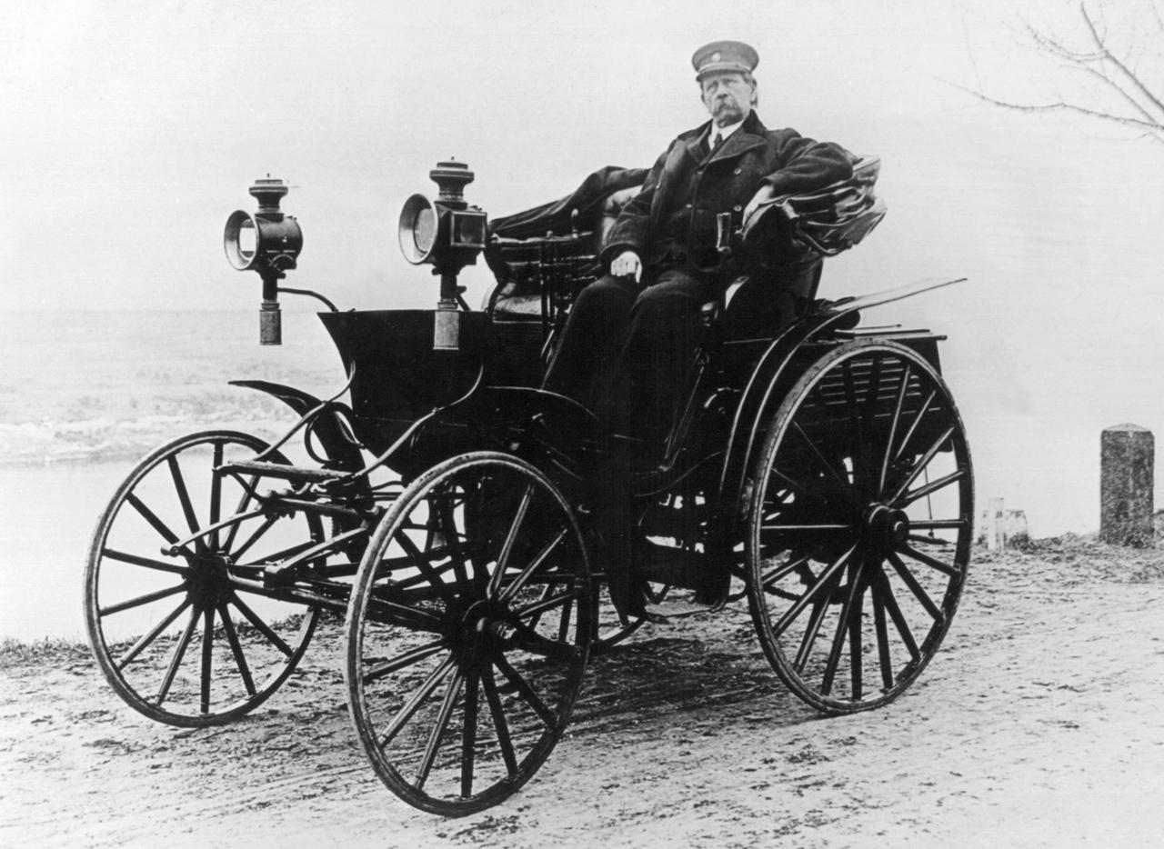 Benz, Carl Friedrich - im Benz-Patent-Motorwagen Velo 1894