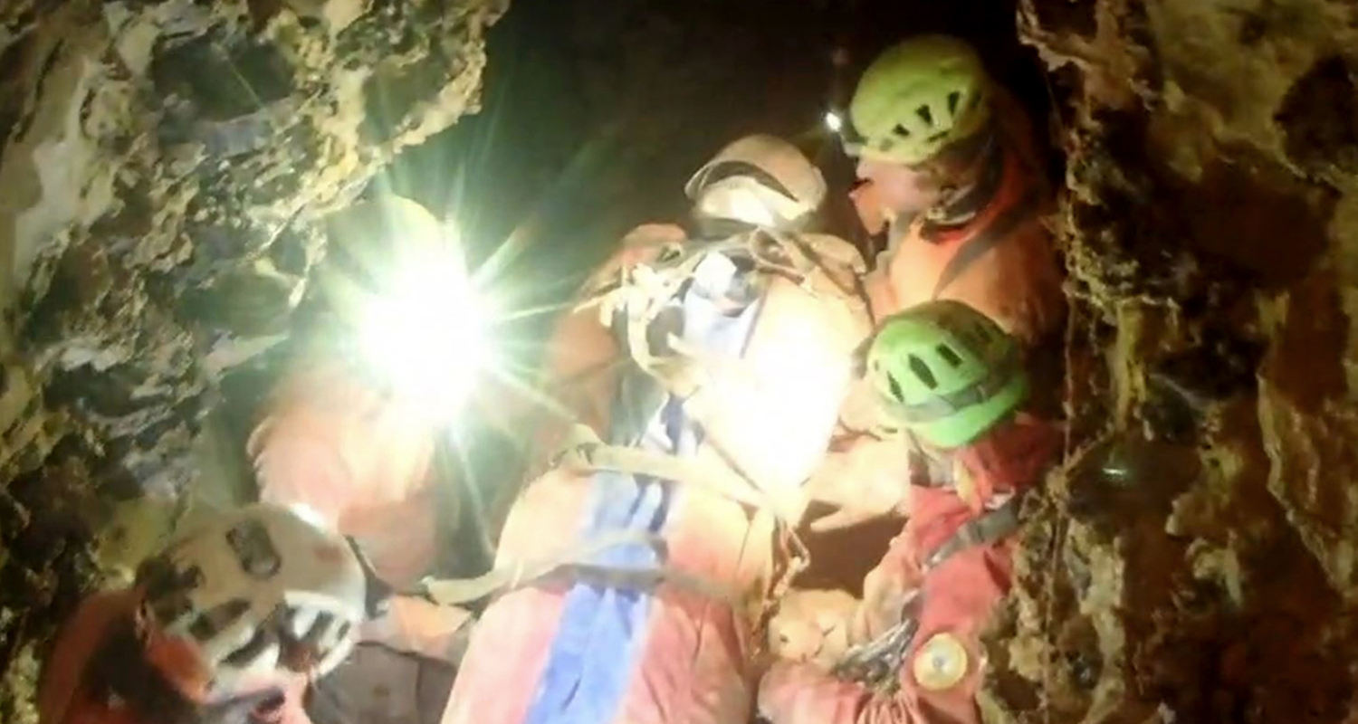 Rettungskräfte in Höhle mit verunglückter Forscherin