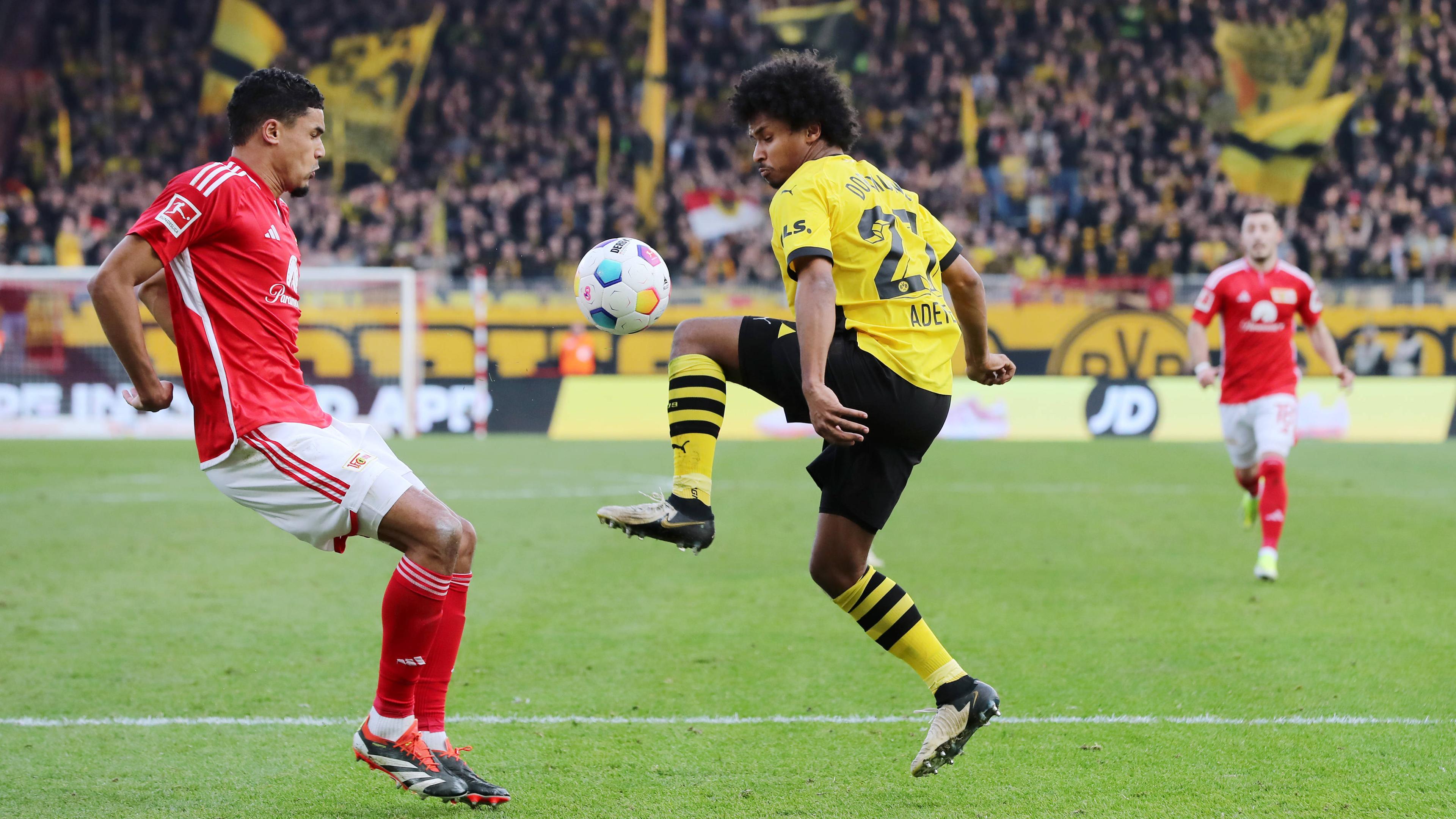 Danilho Doekhi (Union Berlin) und Karim Adeyemi (Borussia Dortmund) im Zweikampf um den Ball.