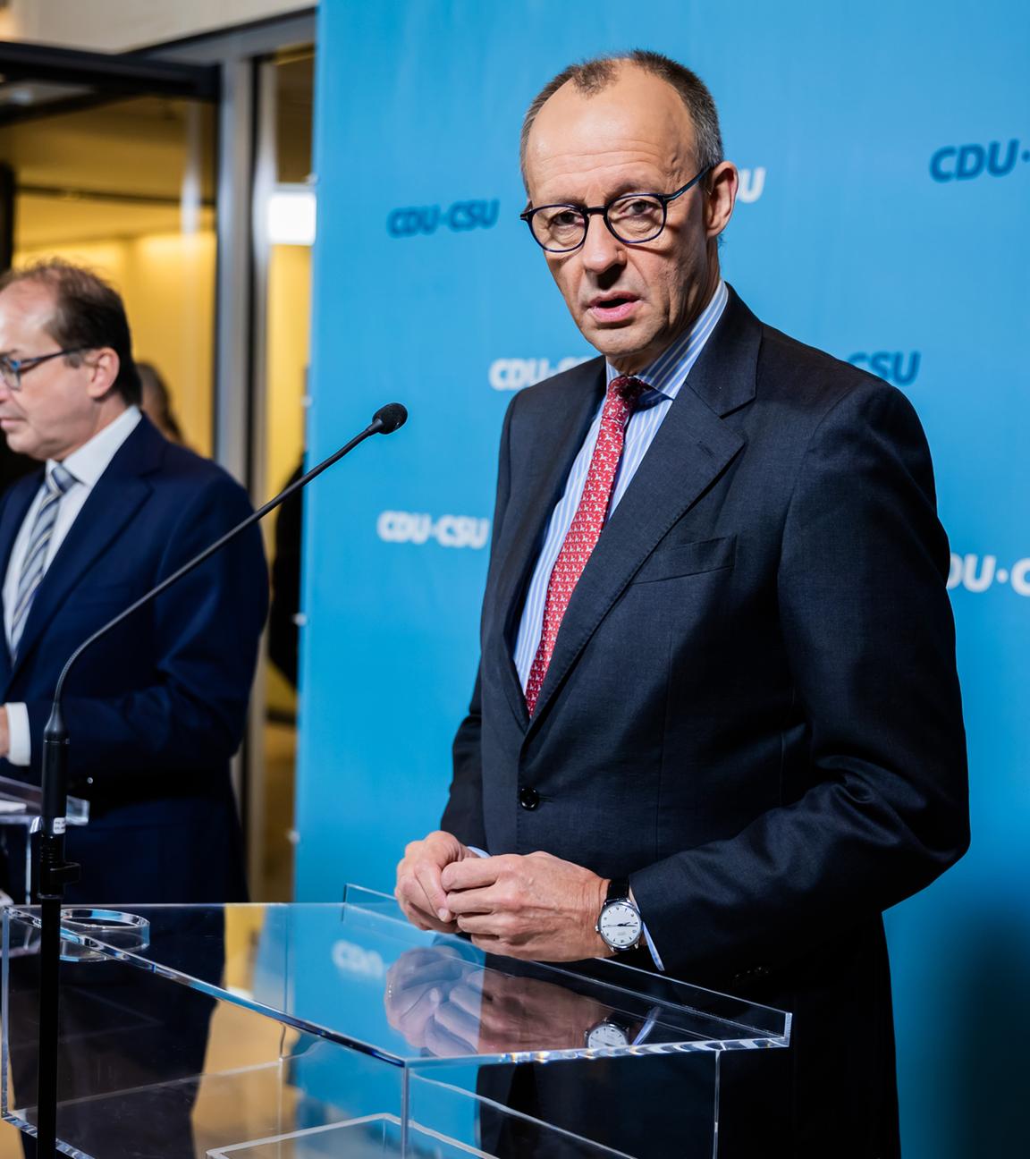 Berlin: Friedrich Merz (r), CDU-Bundesvorsitzender und Unions-Fraktionsvorsitzender, gibt neben Alexander Dobrindt, Vorsitzender der CSU-Landesgruppe im Deutschen Bundestag, nach einer Sondersitzung der CDU/CSU-Bundestagsfraktion ein Pressestatement.