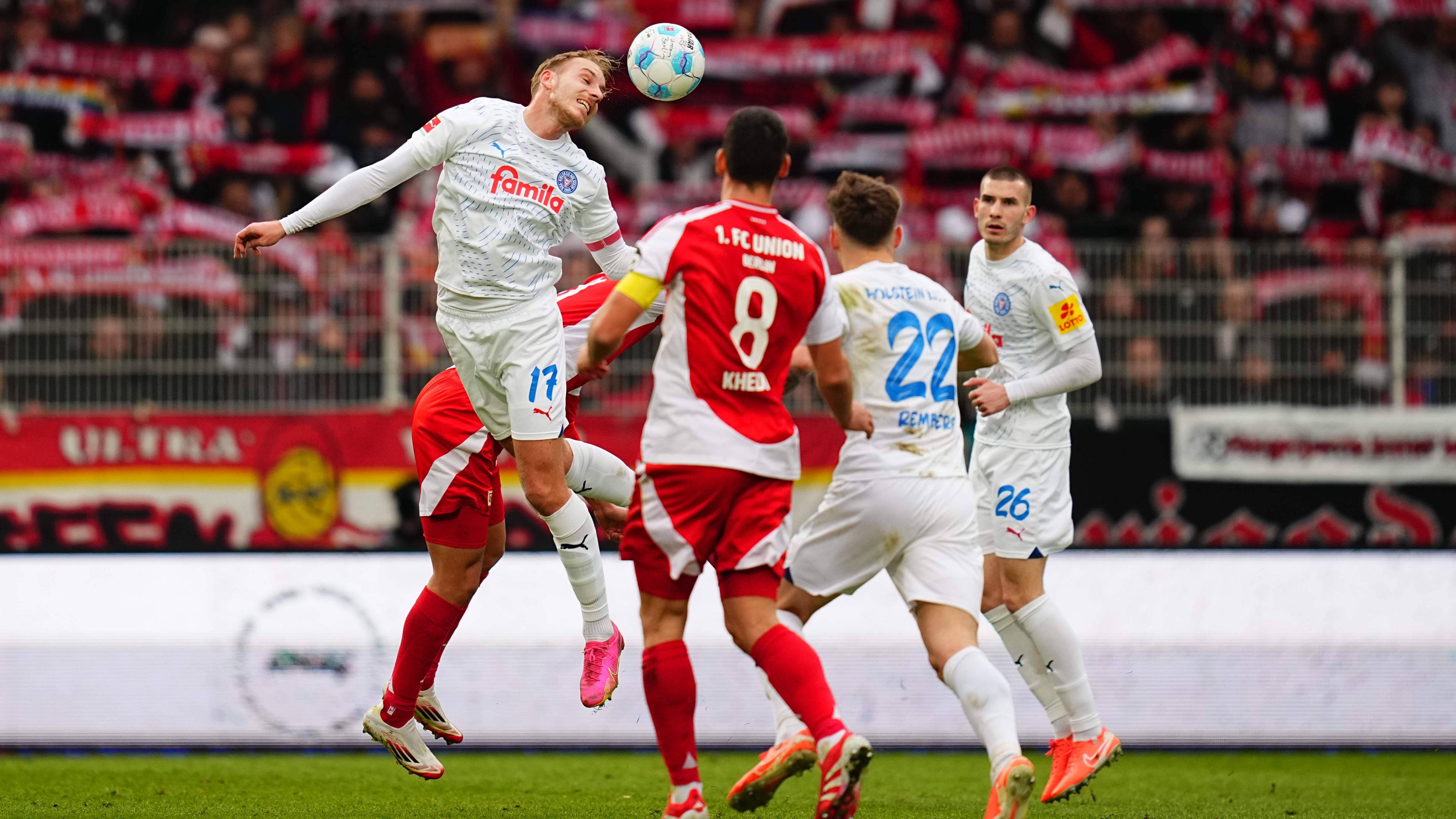 Kiels Timo Becker in Aktion beim Spiel gegen Union Berlin am 02.03.2025.