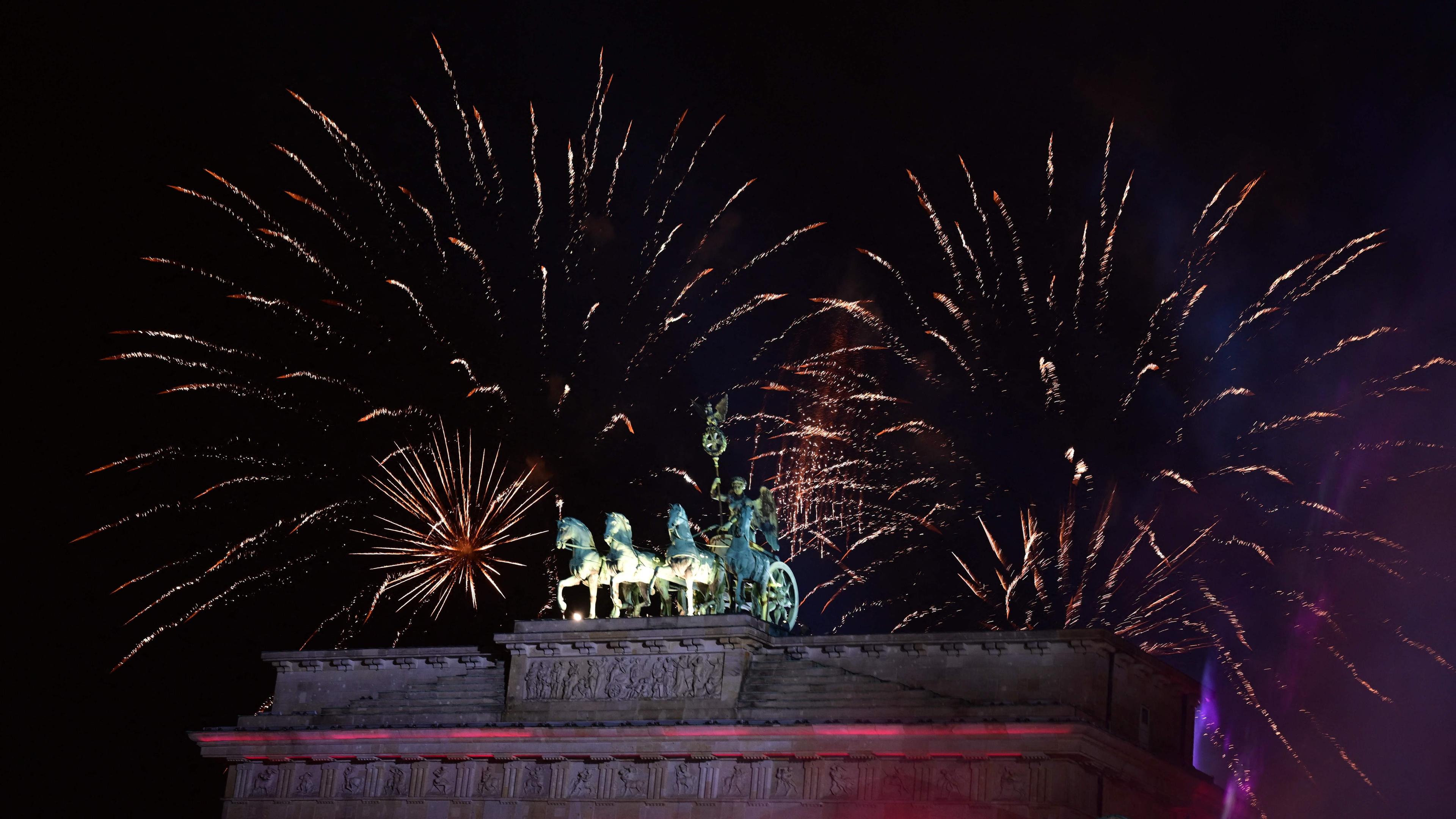 Feuerwerk am Brandenburger Tor in Berlin.