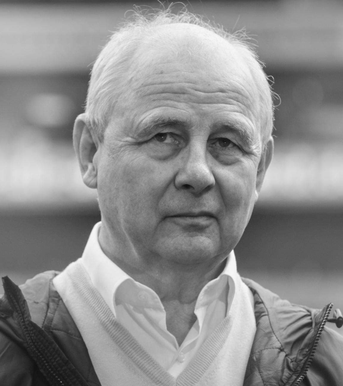 ARCHIV, 14.03.2015, Hessen, Frankfurt/Main: Die Frankfurter Spieler-Legende Bernd Hölzenbein vor dem Spiel. Hölzenbein ist mit 78 Jahren gestorben.