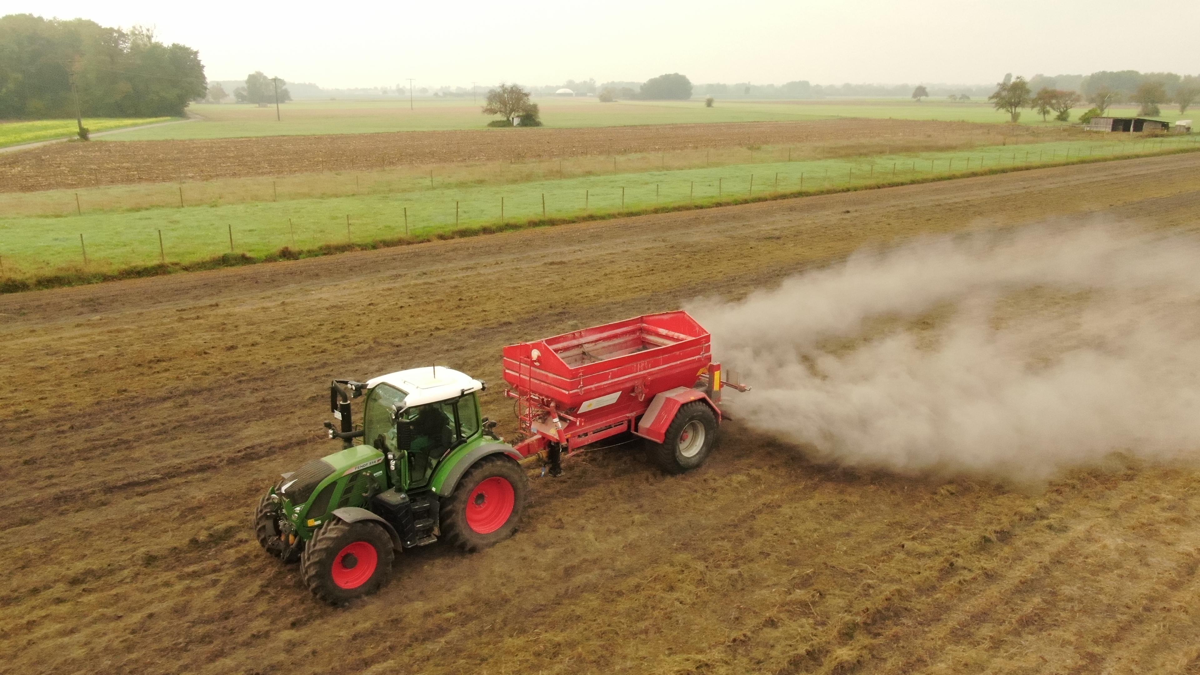Feldversuch: Dieser Traktor bringt Gesteinsmehl aus. Es soll das Treibhausgas CO2 binden.
