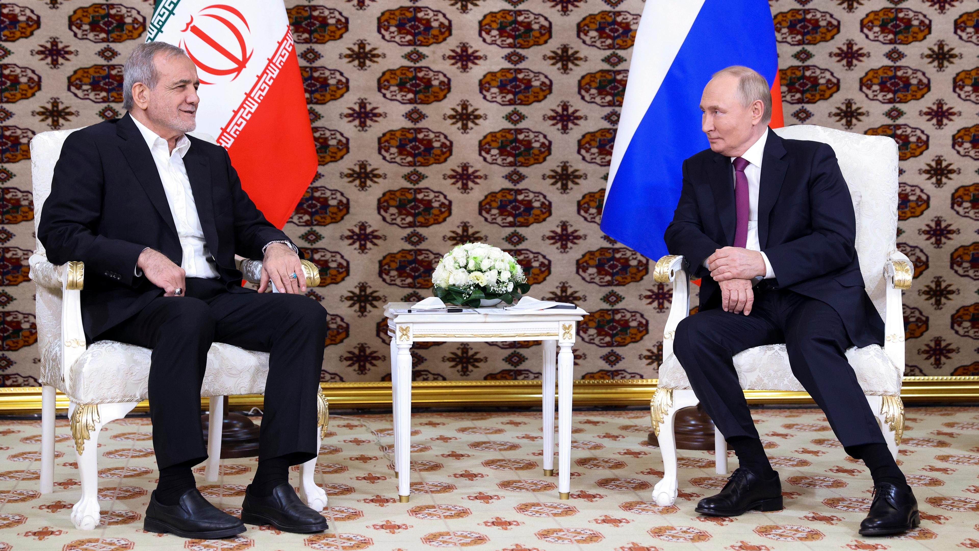 Der russische Präsident Wladimir Putin (r) hört dem iranischen Präsidenten Massud Peseschkian während eines Treffens zu.