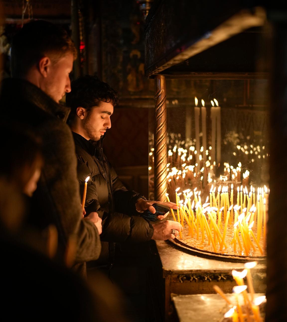 Bethlehem: Gläubige beten an Heiligabend in der Geburtskirche in Bethlehem im Westjordanland, die traditionell für den Geburtsort Jesu gehalten wird.