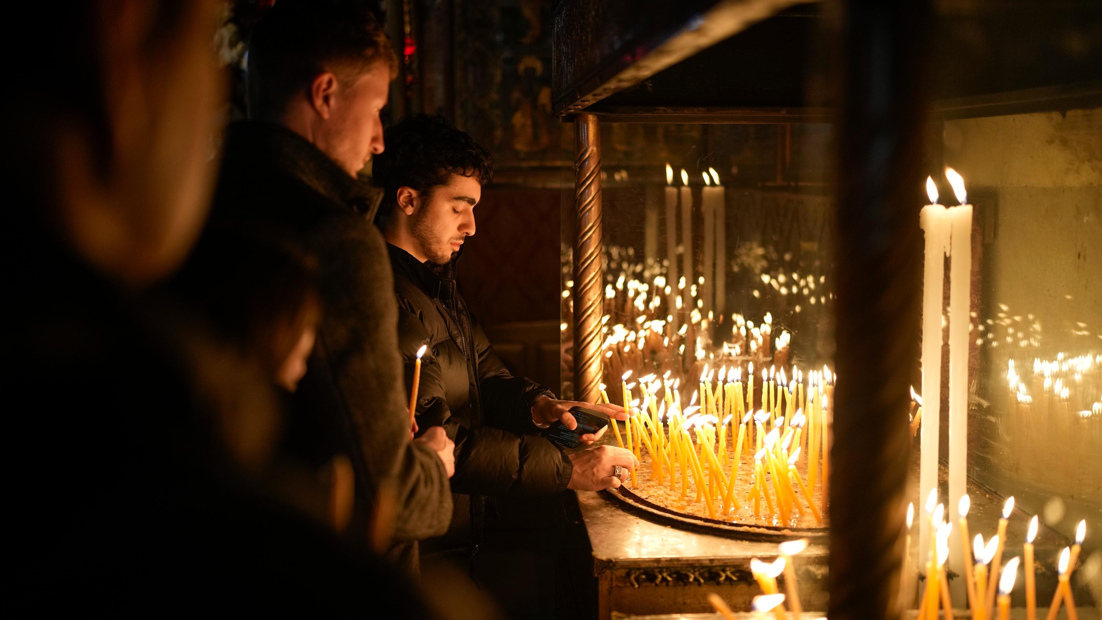 Bethlehem: Gläubige beten an Heiligabend in der Geburtskirche in Bethlehem im Westjordanland, die traditionell für den Geburtsort Jesu gehalten wird.