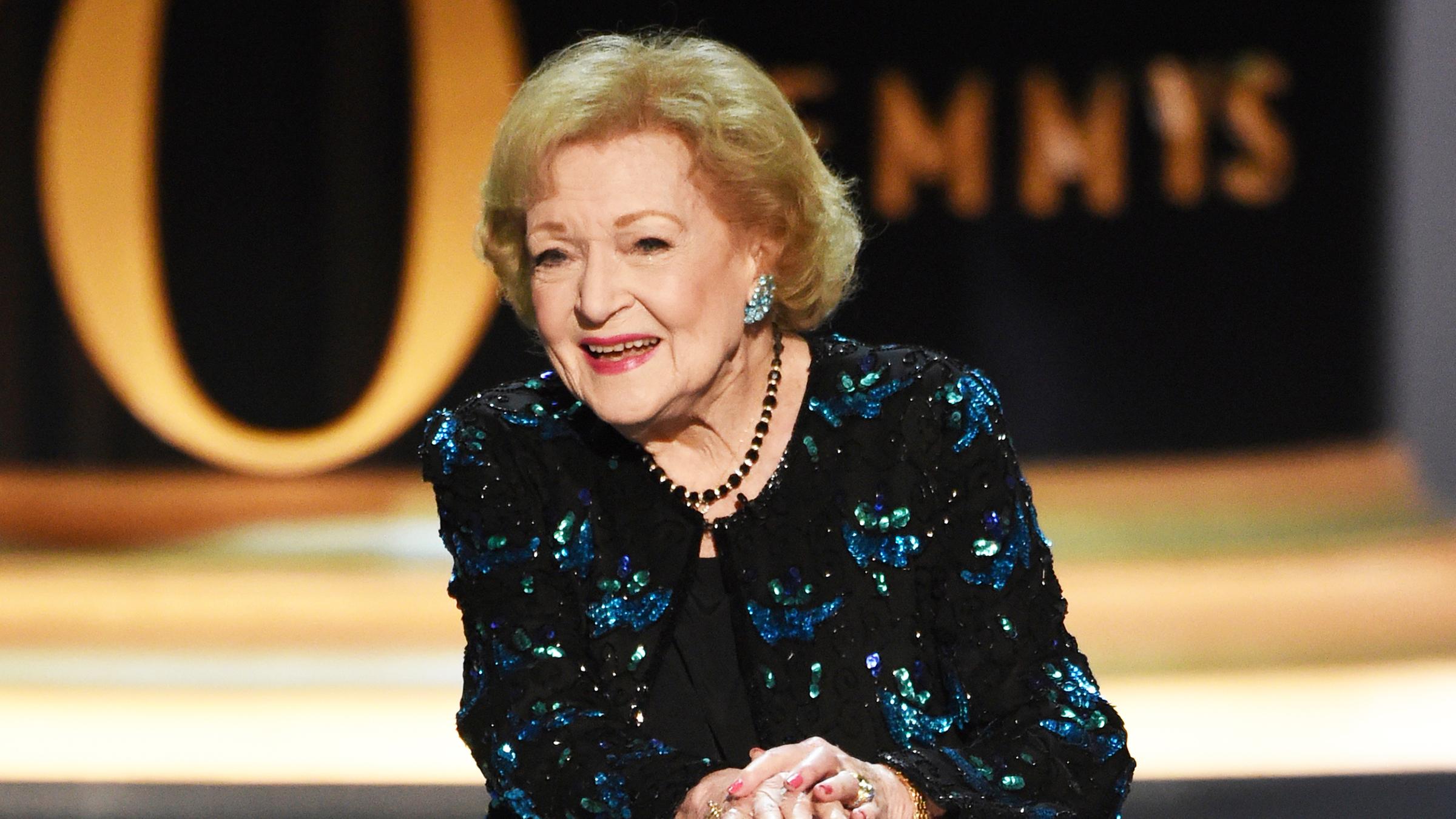 Fast drei Jahre nach ihrem Tod wird Schauspielerin Betty White jetzt mit einer Briefmarke geehrt. Die amerikanische Post möchte der TV-Legende damit ein Denkmal setzen. (18.11.2024)