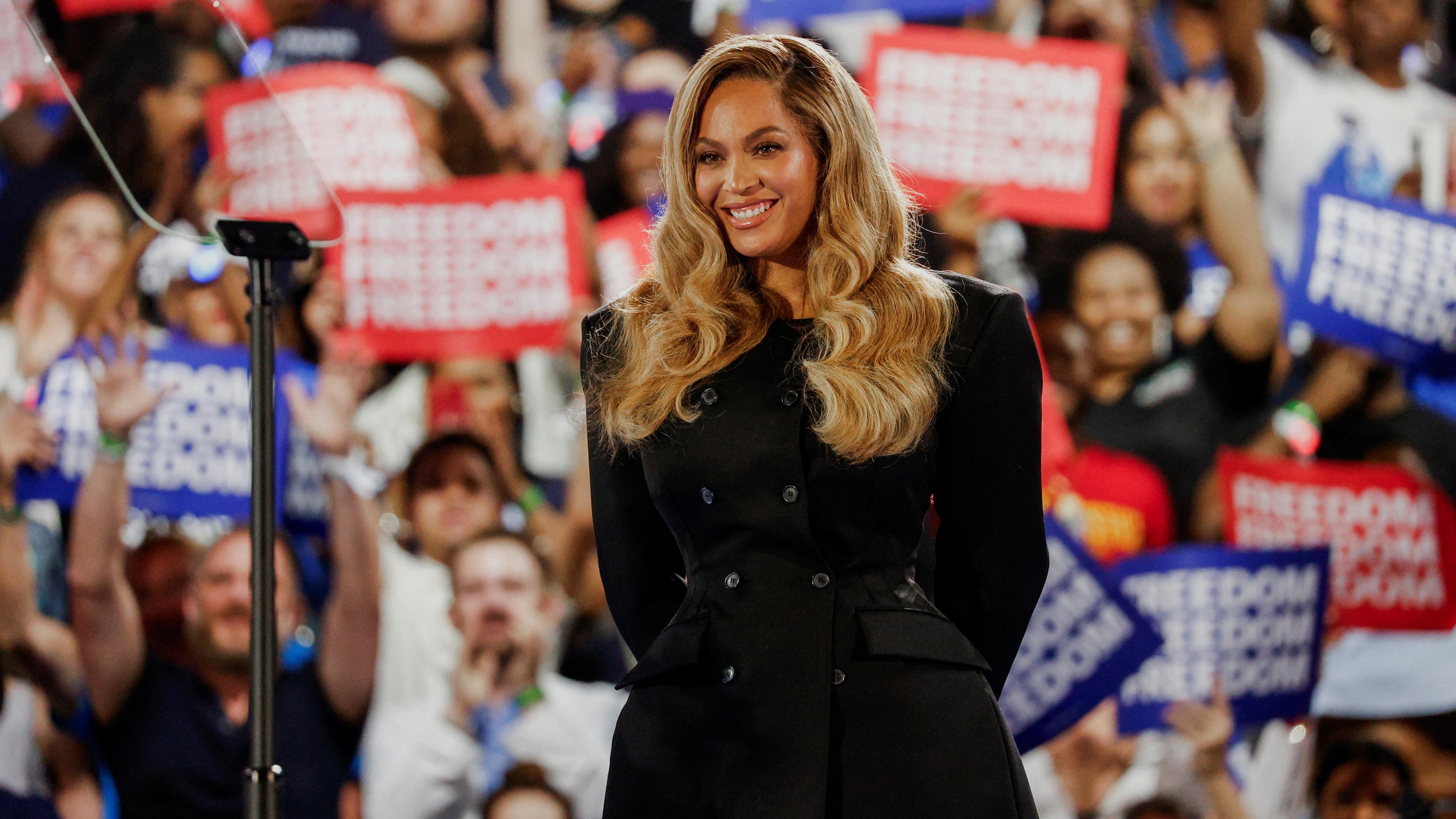 Sängerin Beyonce nimmt an einer Wahlkampfveranstaltung der demokratischen Präsidentschaftskandidatin Kamala Harris in Houston, Texas, USA, am 25.10.2024 teil.