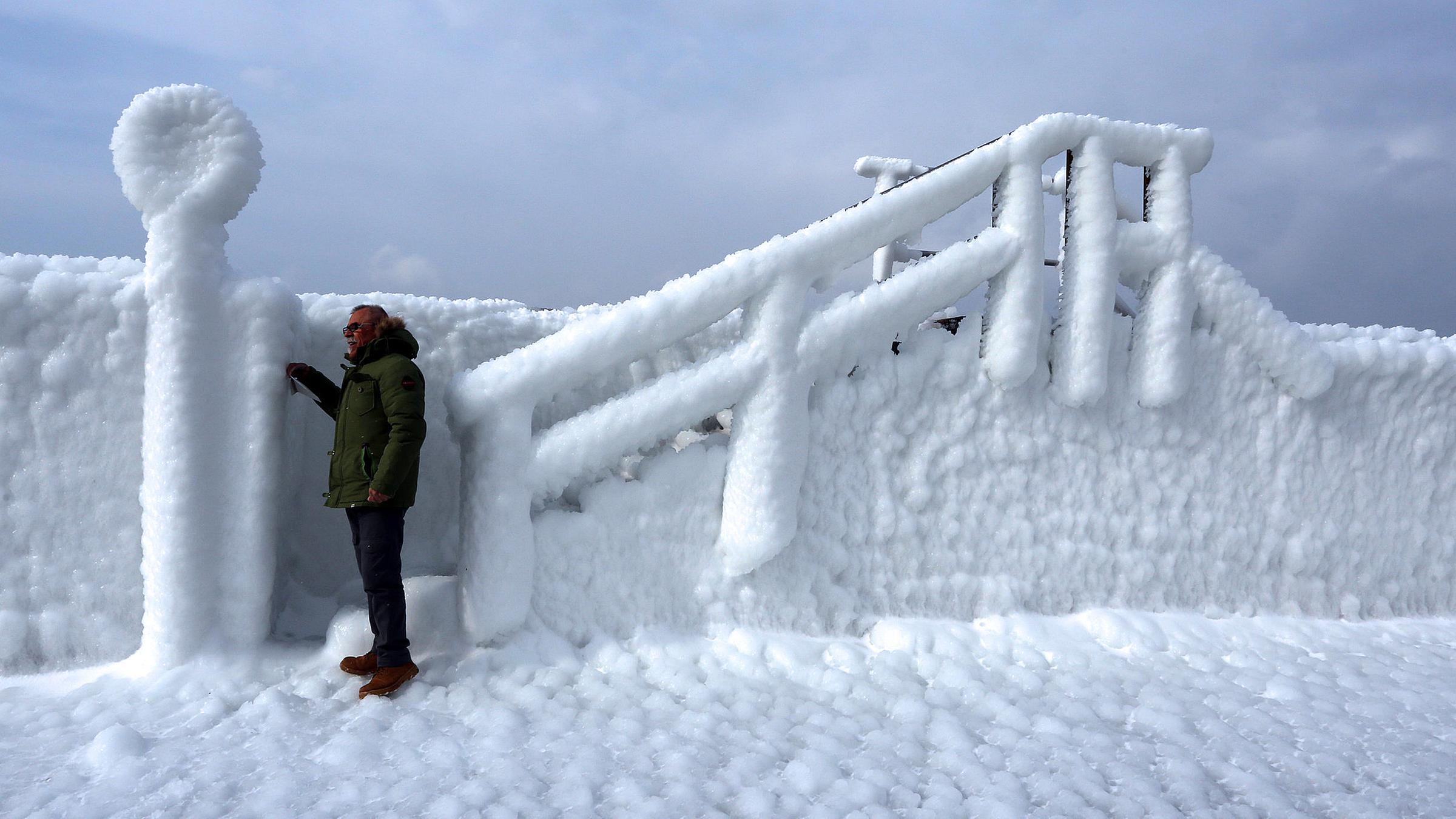 Холодные регионы. Экстремальный холод 20. Фото занесенный снегом Мистер z. Extreme Cold Winter - World exit.