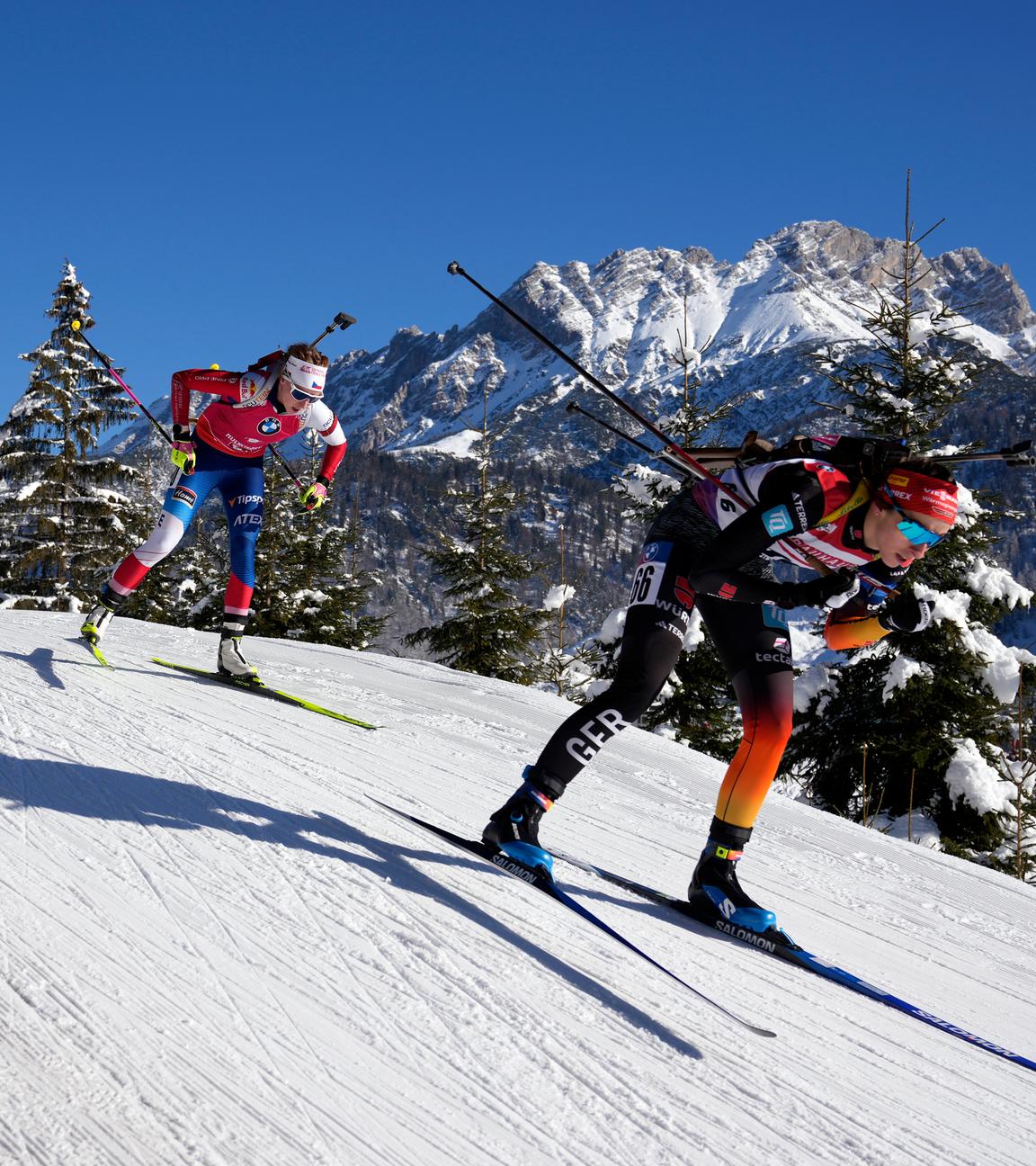 Vanessa Voigt aus Deutschland und Marketa Davidova aus der Tschechischen Republik beim Sprint über 7,5 km im Biathlon-Weltcup in Hochfilzen/Österreich.