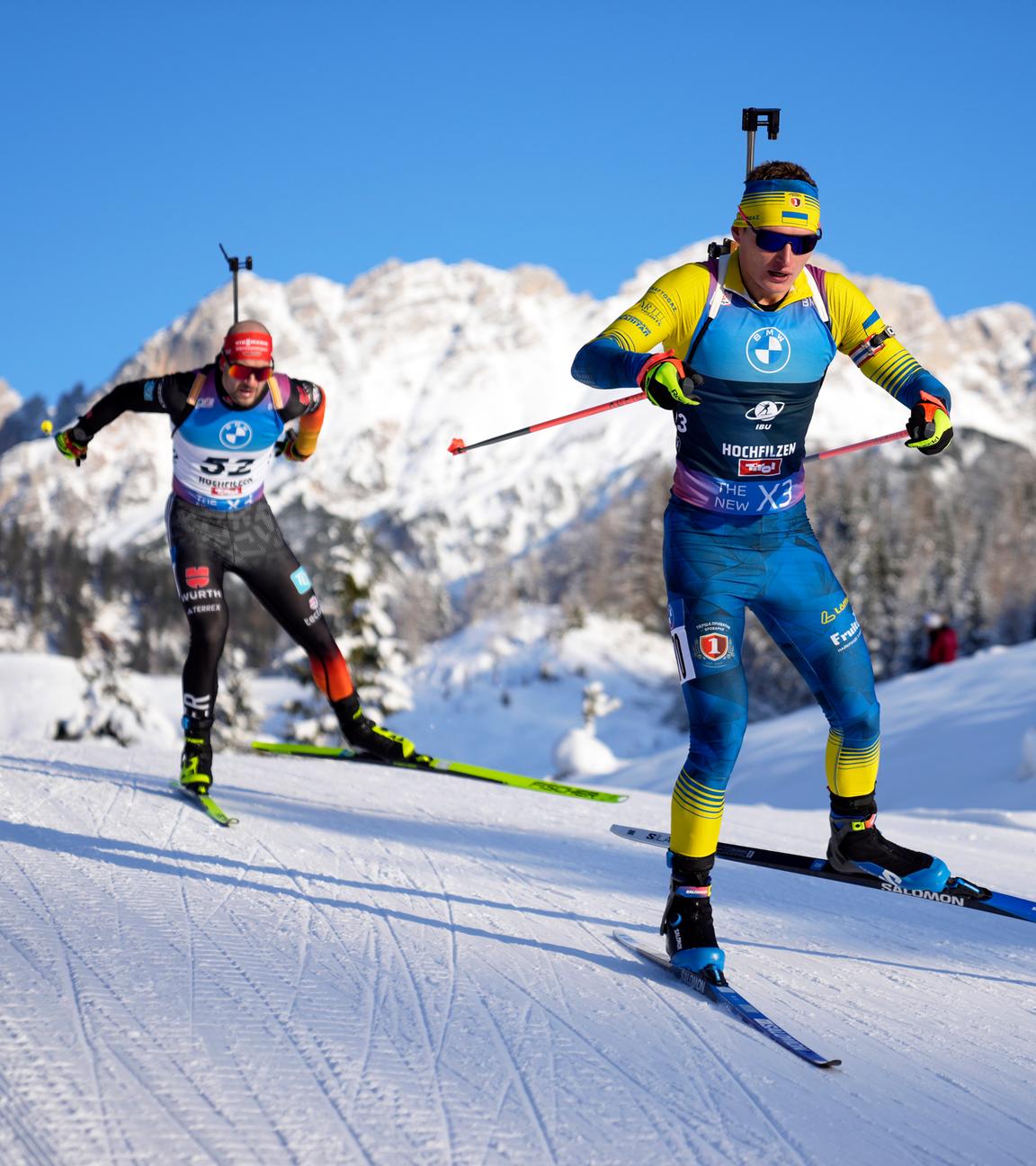 Vitalii Mandzyn aus der Ukraine und Danilo Riethmüller aus Deutschland im 10 km Sprint Biathlon Weltcup in Hochfilzen/Österreich am 13. Dezember 2024.