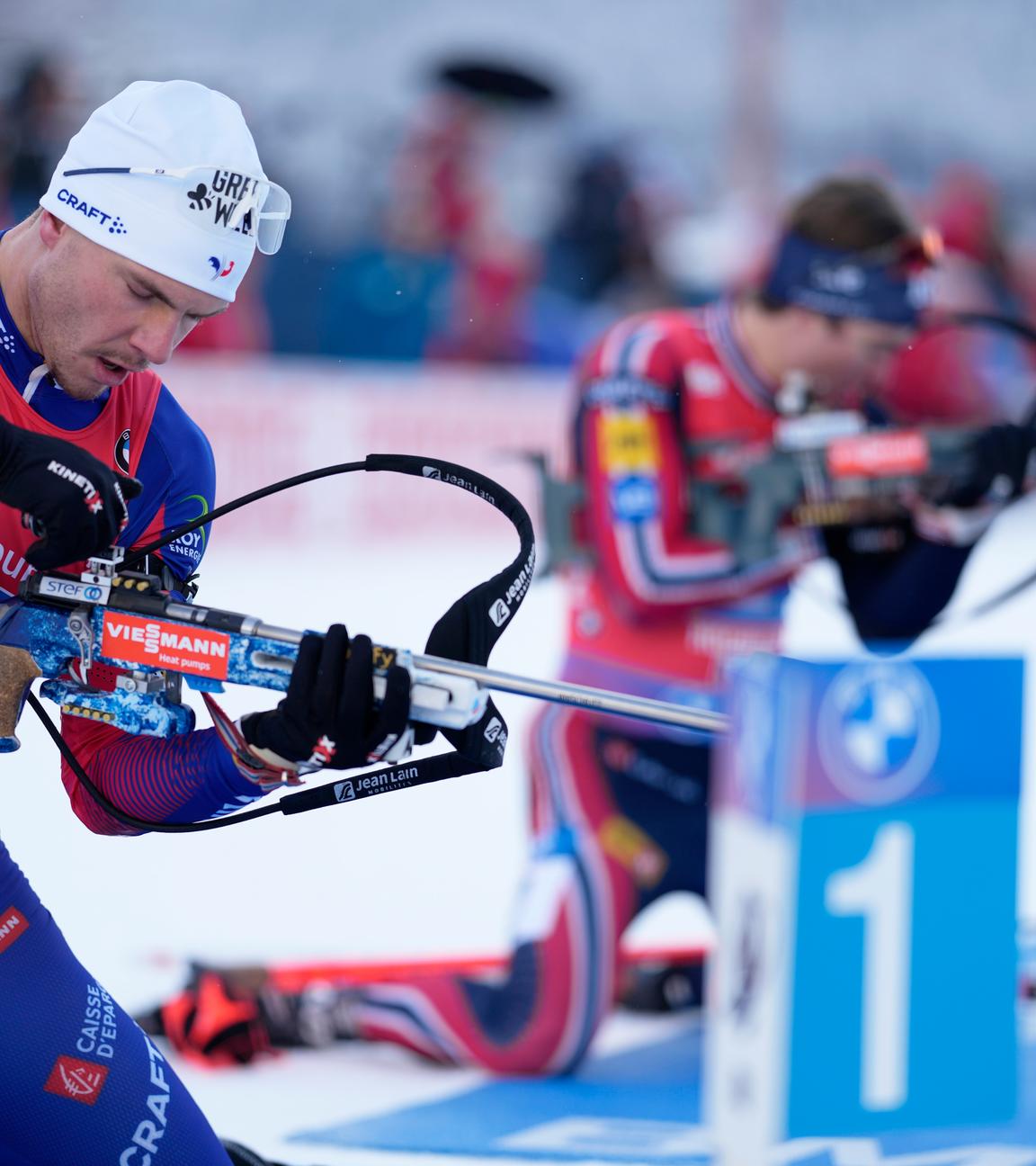 Emilien Jacquelin (Frankreich) und Vebjöern Sörum (Norwegen) beim Staffelrennen in Hochfilzen