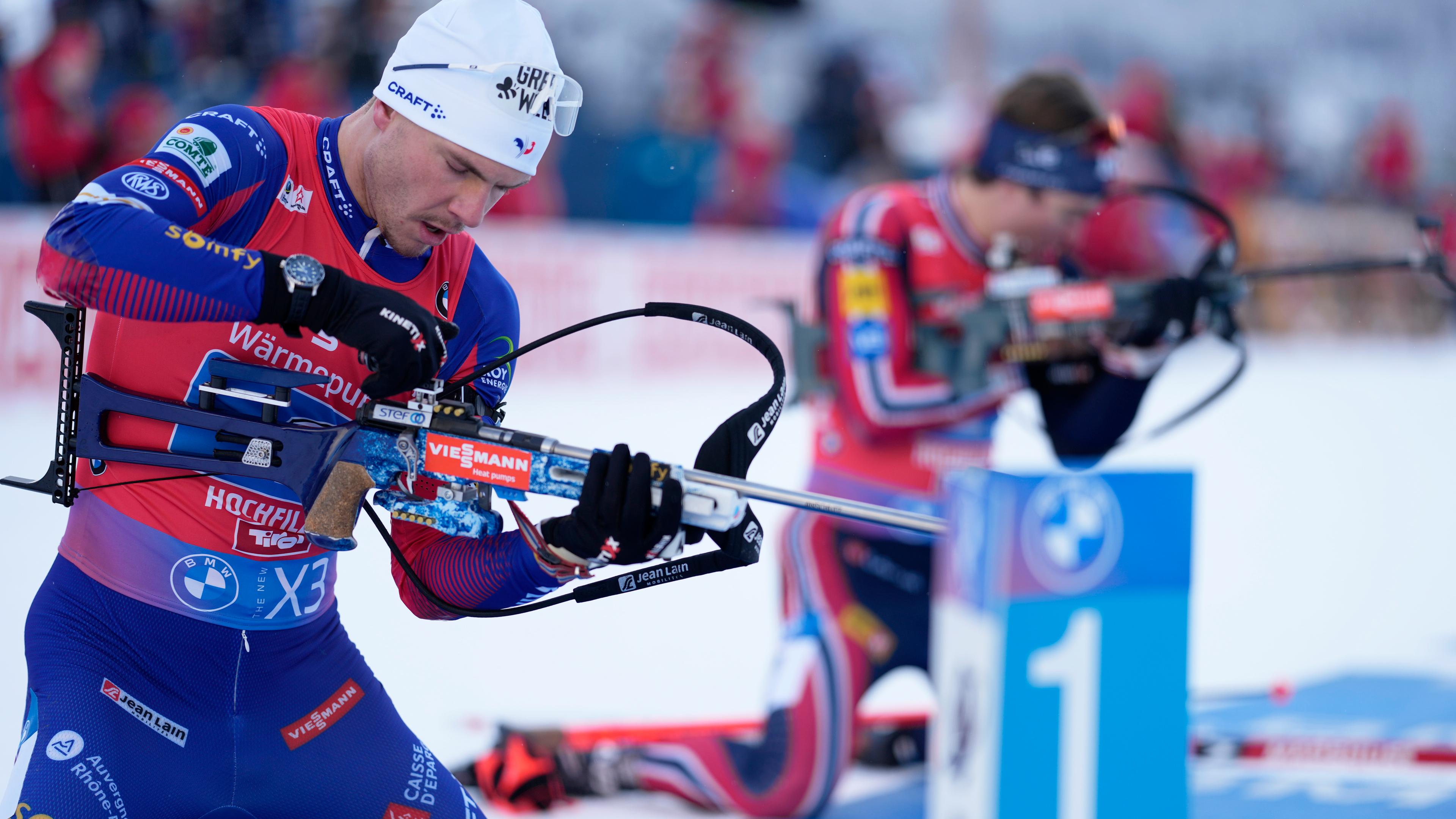 Emilien Jacquelin (Frankreich) und Vebjöern Sörum (Norwegen) beim Staffelrennen in Hochfilzen