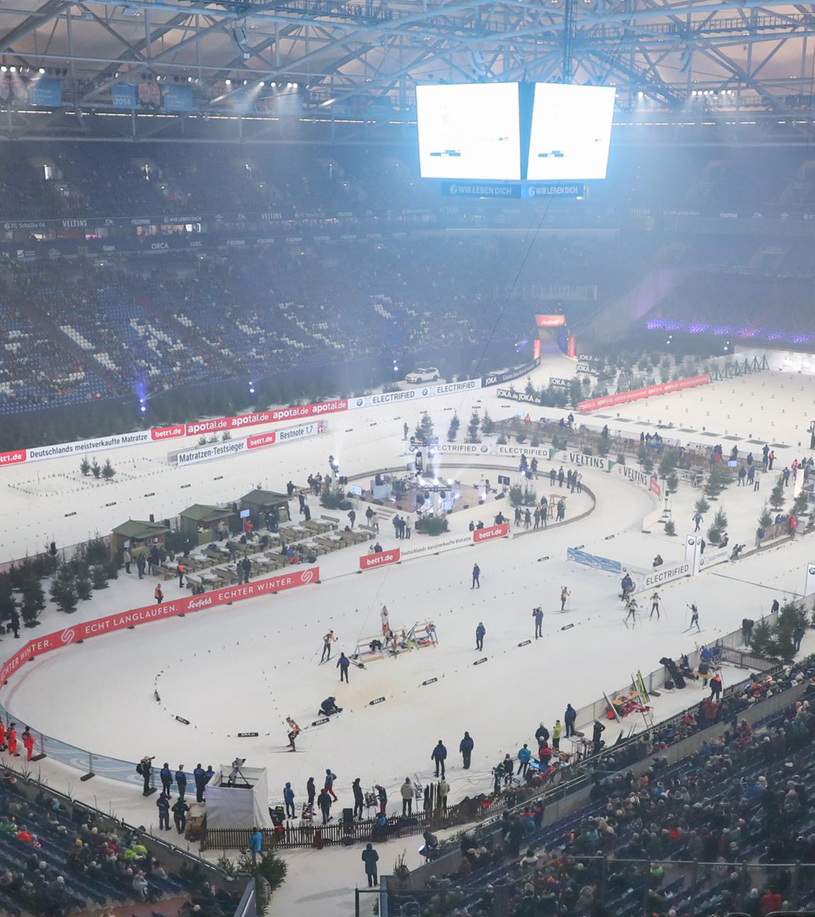 Zuschauer sitzen auf den Rängen der Arena auf Schalke