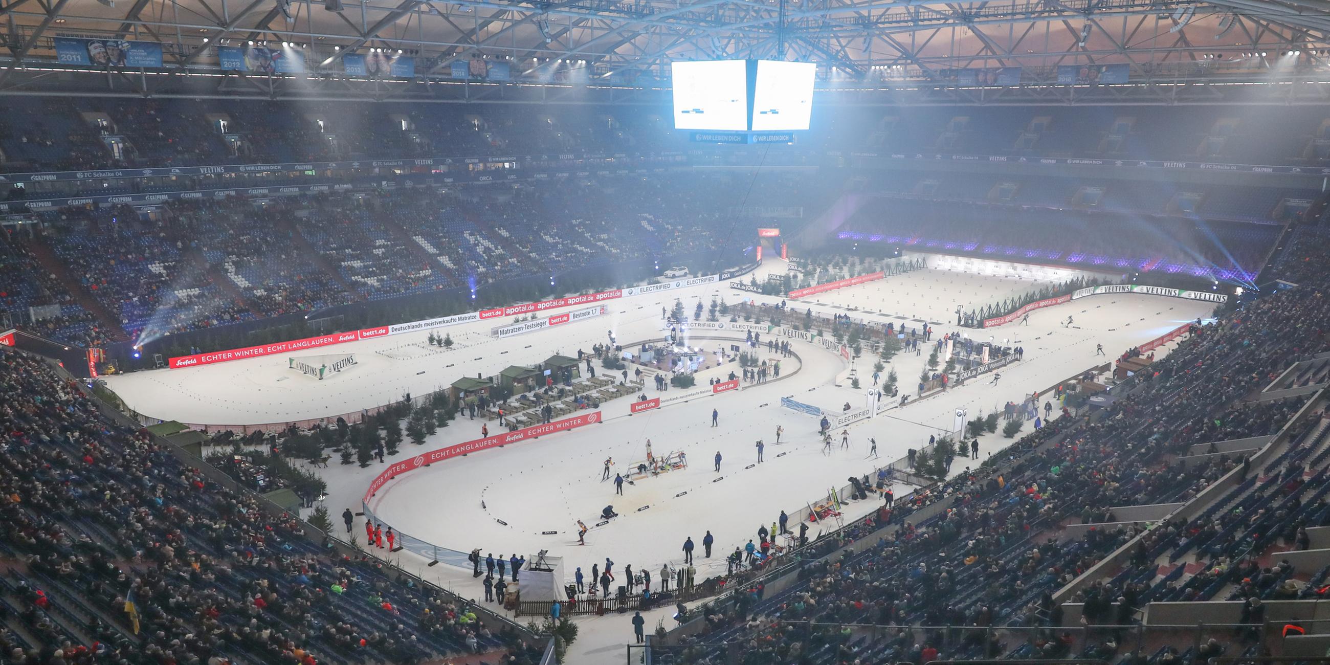 Zuschauer sitzen auf den Rängen der Arena auf Schalke