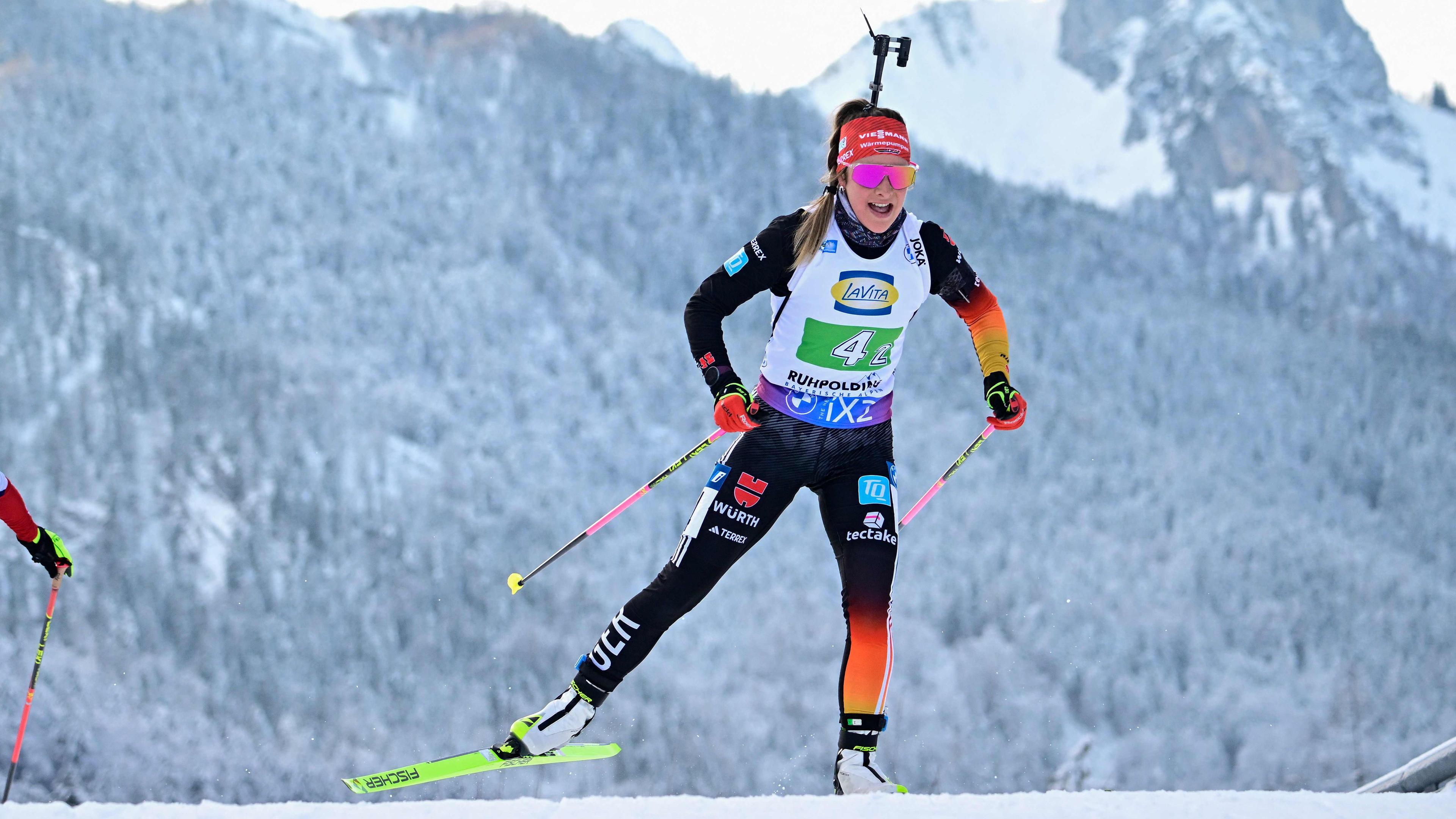 Biathletin Sophia Schneider bei der Frauen-Staffel in Ruhpolding