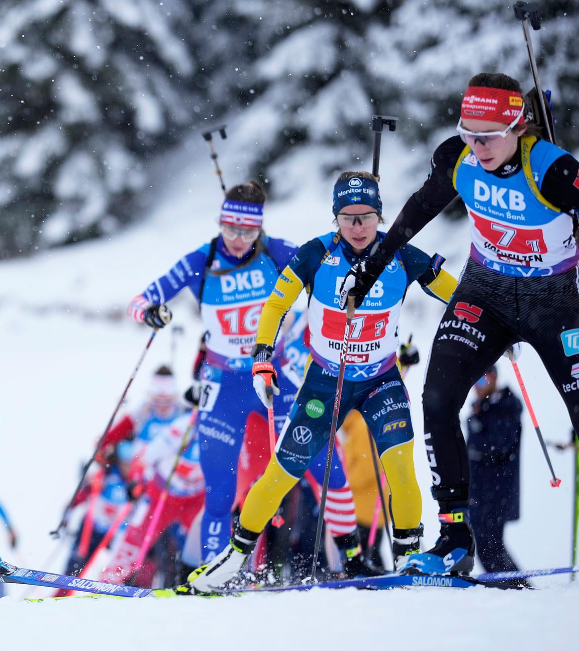 Julia Simon (Frankreich), links, und Vanessa Voigt (Deutschland), rechts, aufgenommen am 15.12.2024 in Hochfilzen (Österreich,