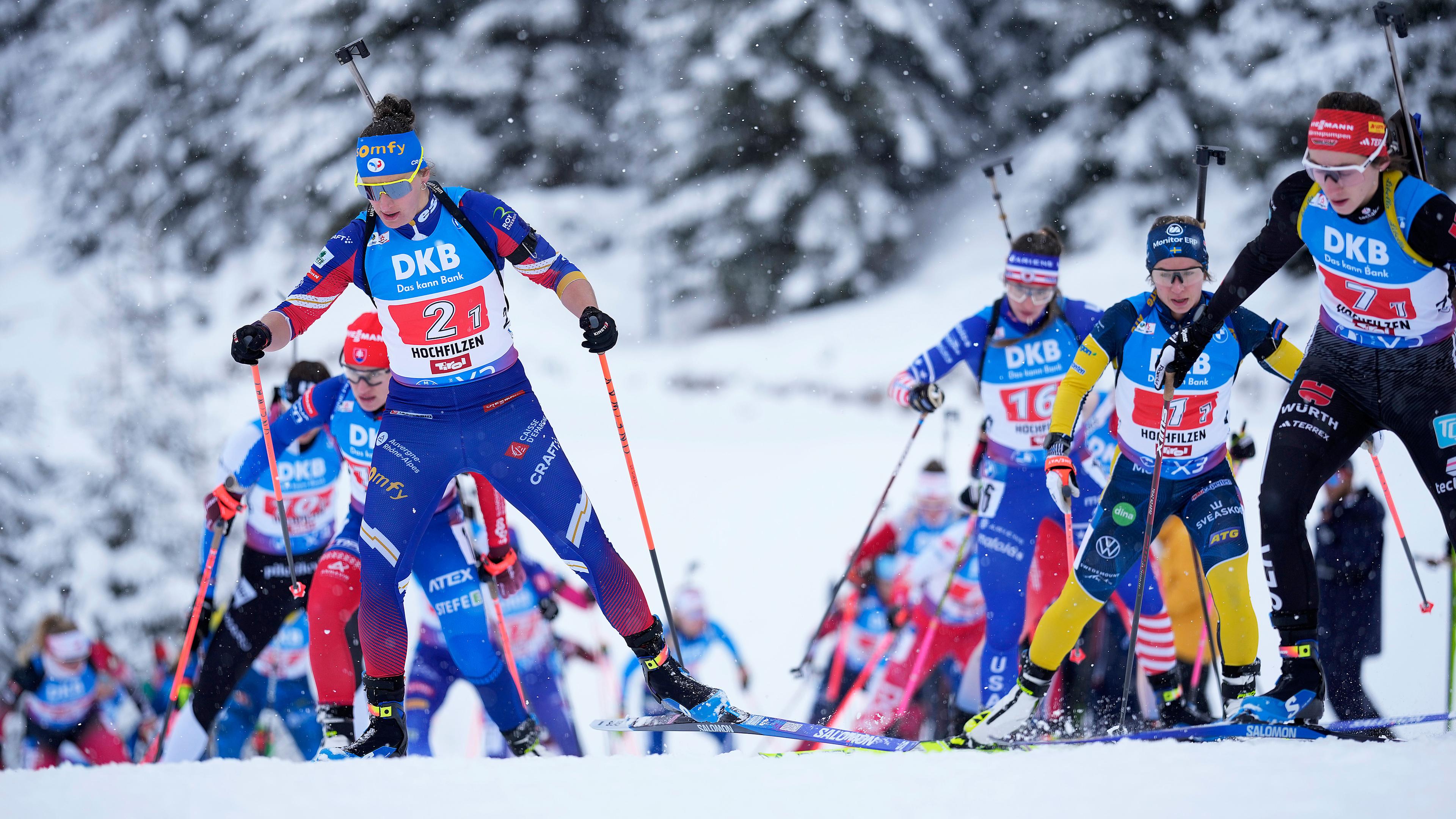 Julia Simon (Frankreich), links, und Vanessa Voigt (Deutschland), rechts, aufgenommen am 15.12.2024 in Hochfilzen (Österreich,