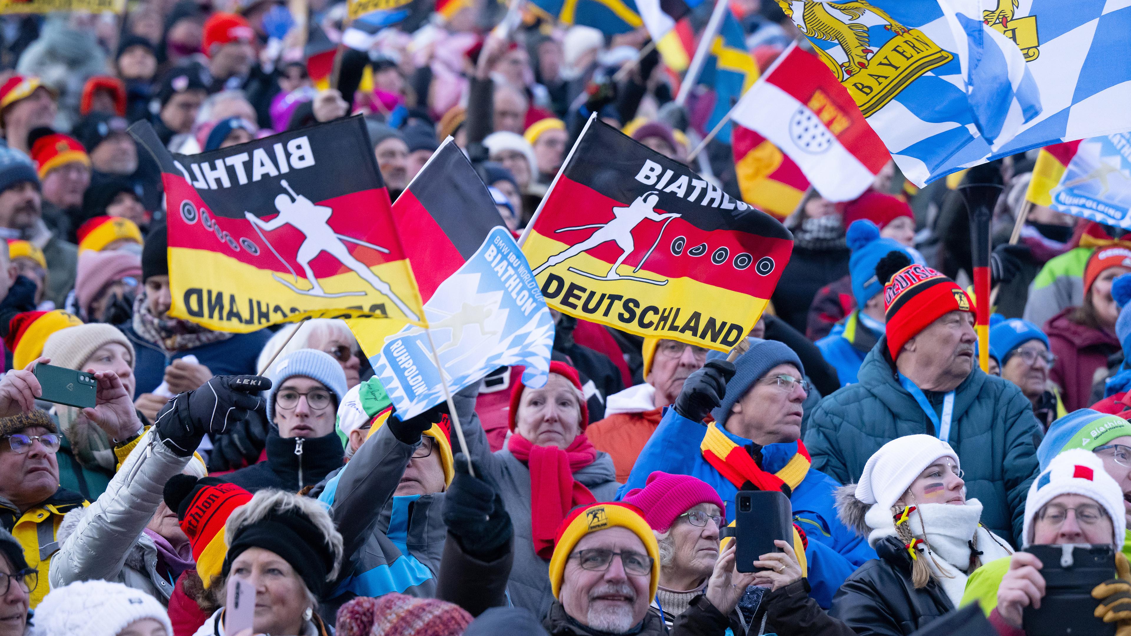 Biathlon Weltcup Ruhpolding: Fans jubeln auf der Tribüne und verfolgen das Rennen