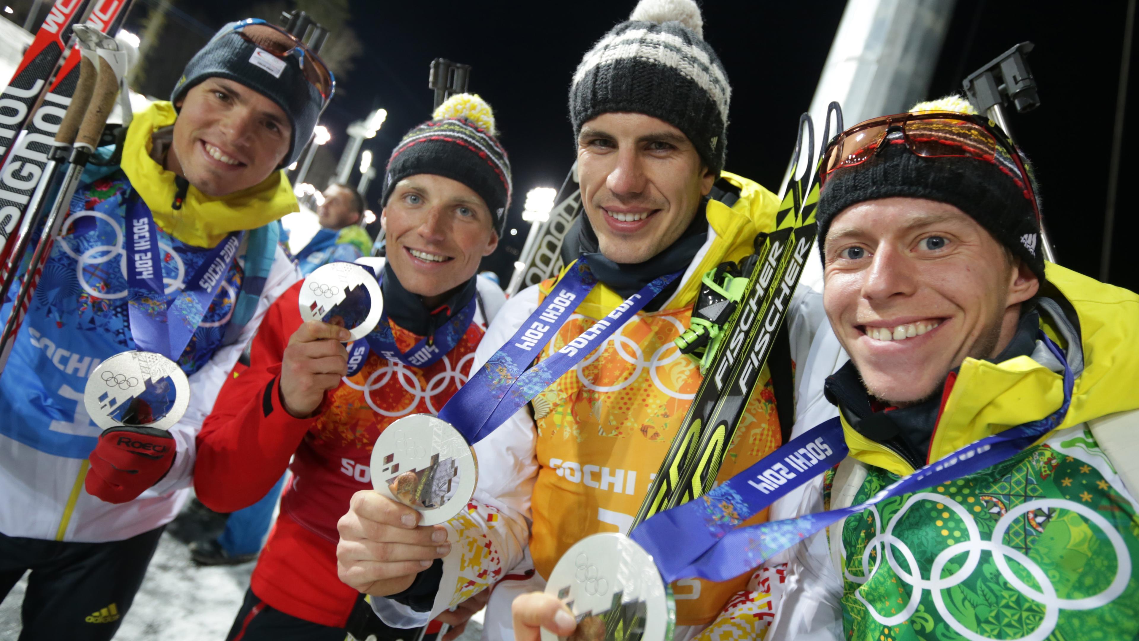 Olympia 2014 in Sotschi: Die Silbermadaillengewinner in der Staffel im Biathlon mit Simon Schempp, Erik Lesser, Arnd Peiffer und Daniel Böhm (von links) präsentieren ihre Medaillen