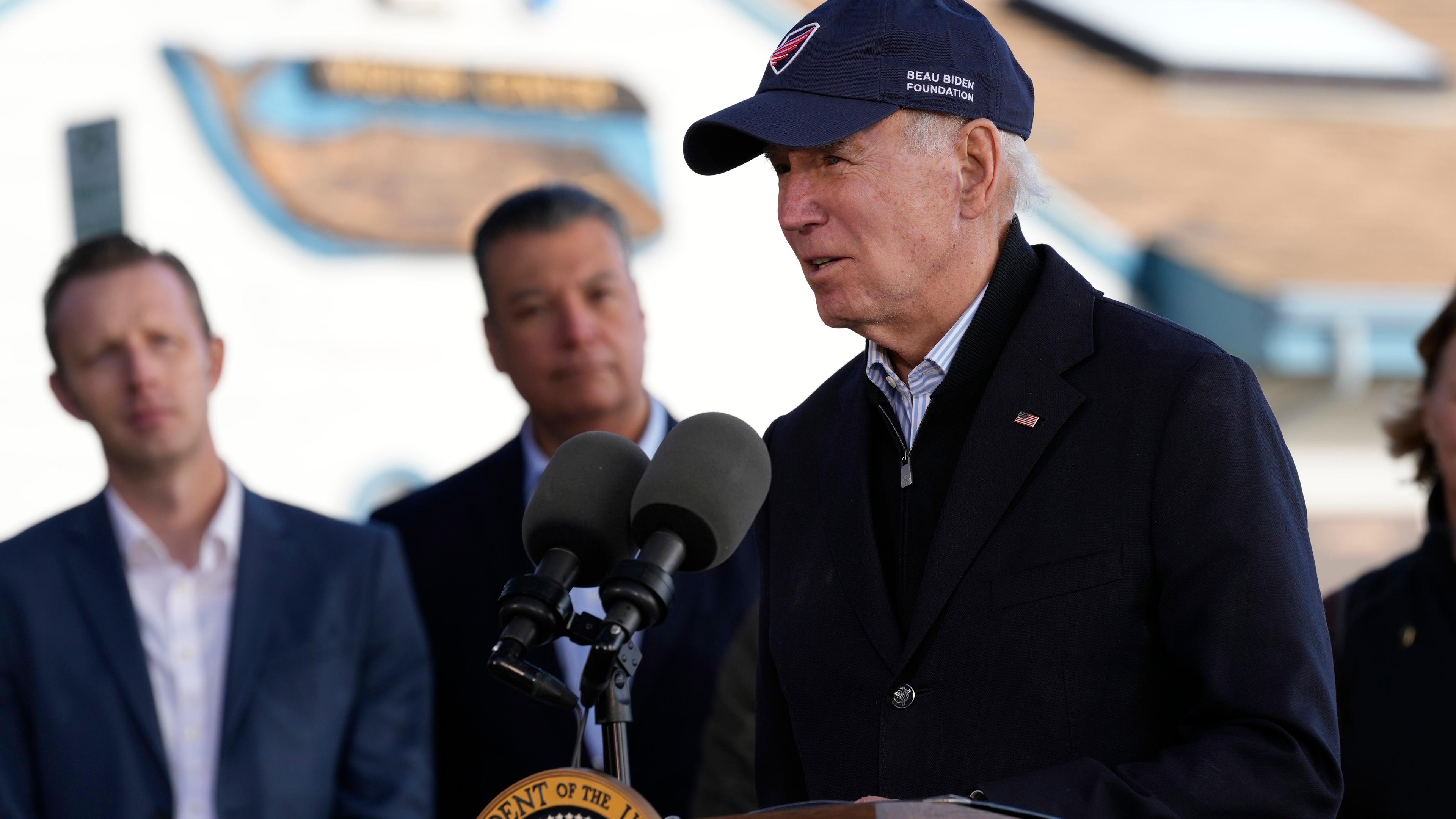Joe Biden, Präsident der USA, spricht im Seacliff State Park zuhört.