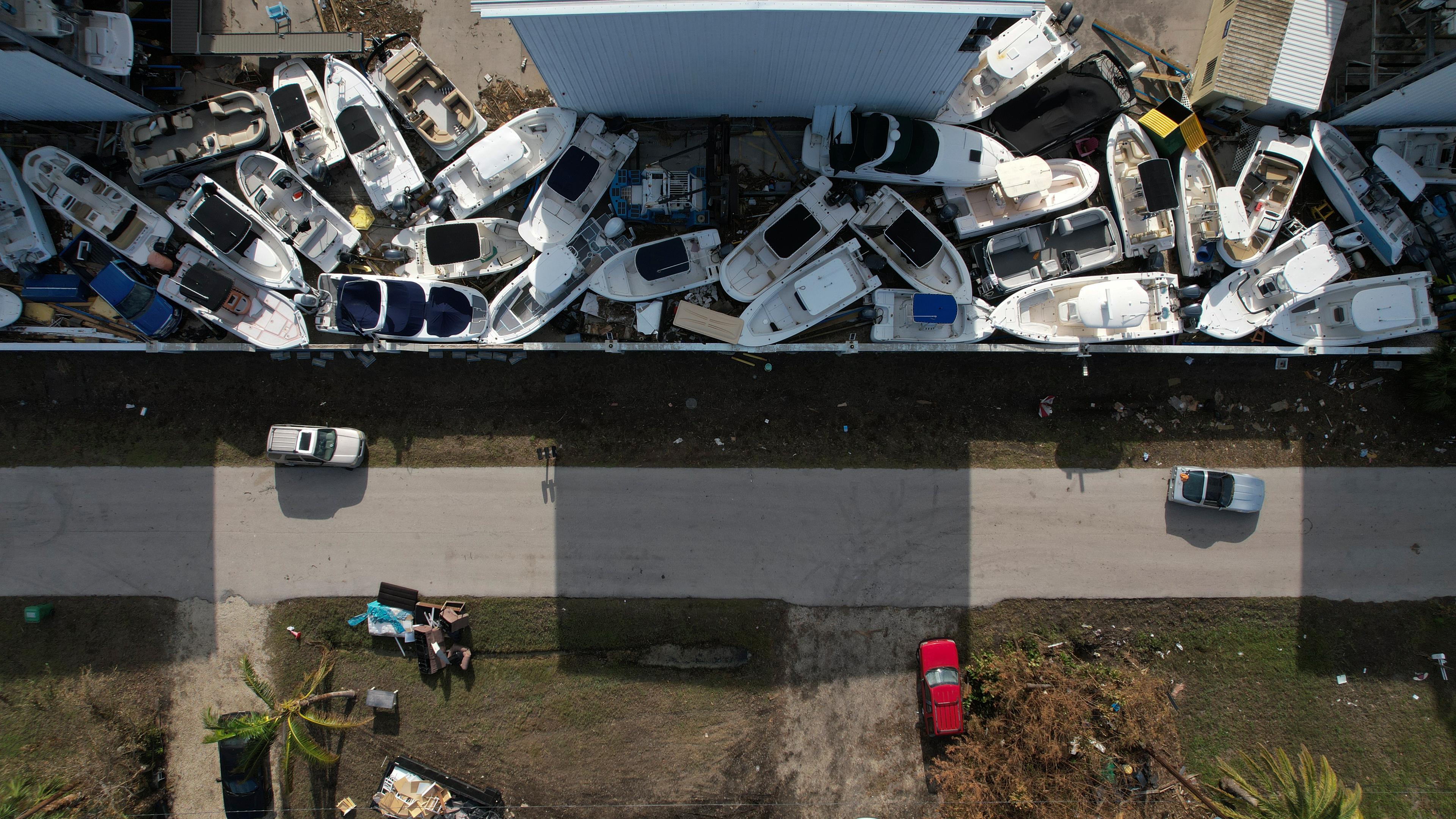 USA, Grove City: Boote liegen in einem Jachthafen, nach dem Hurrikan "Milton" in der Region auf Land traf. 