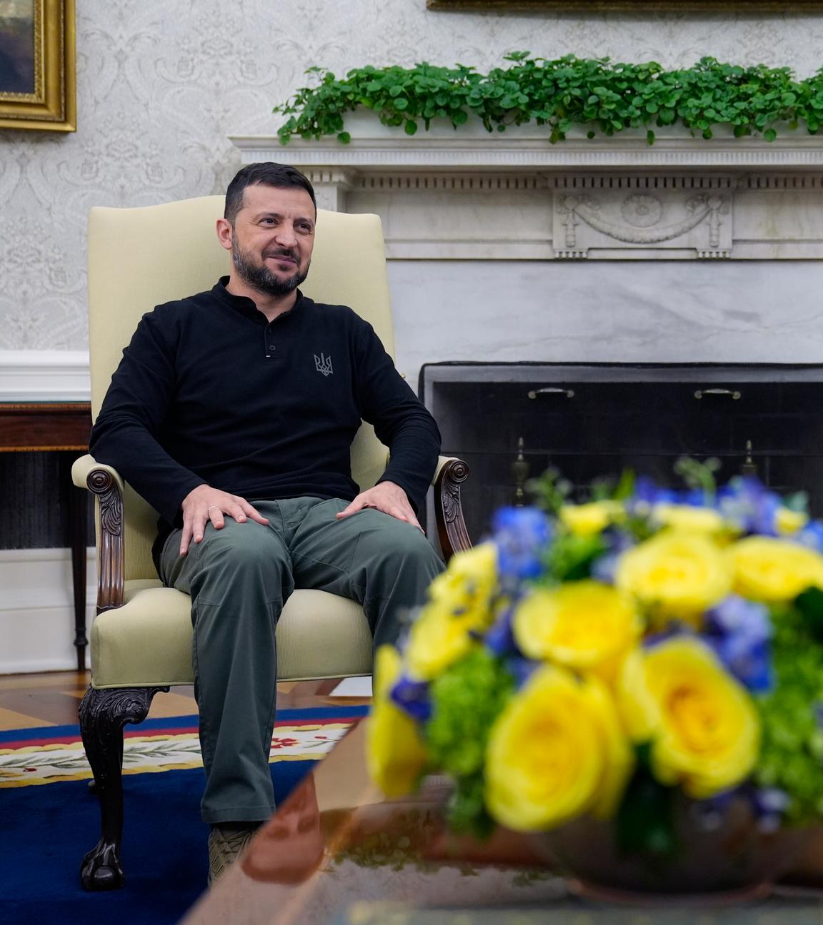  USA, Washington: US-Präsident Joe Biden (r) trifft sich mit dem ukrainischen Präsidenten Wolodymyr Selenskyj im Oval Office des Weißen Hauses. 