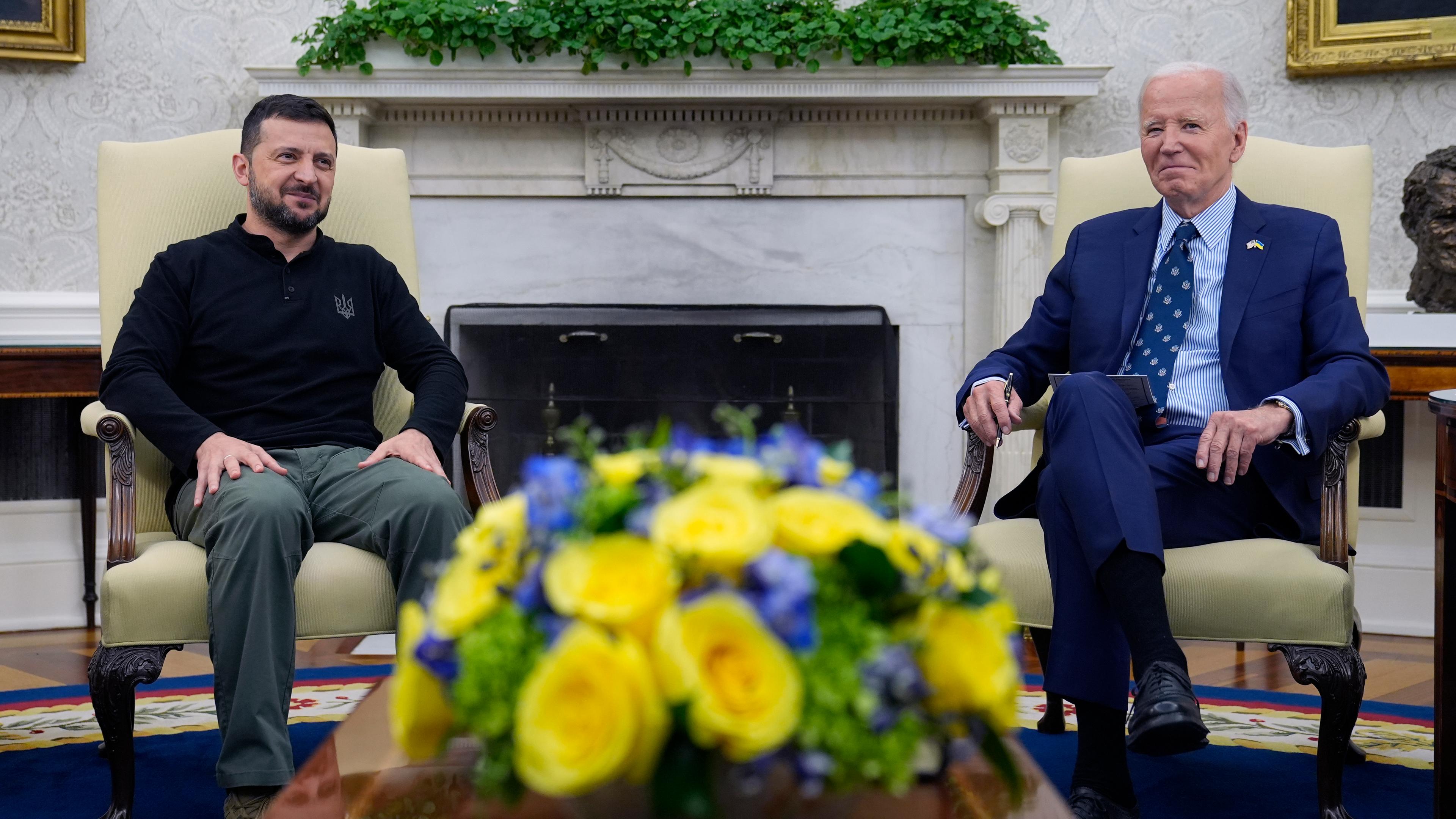  USA, Washington: US-Präsident Joe Biden (r) trifft sich mit dem ukrainischen Präsidenten Wolodymyr Selenskyj im Oval Office des Weißen Hauses. 