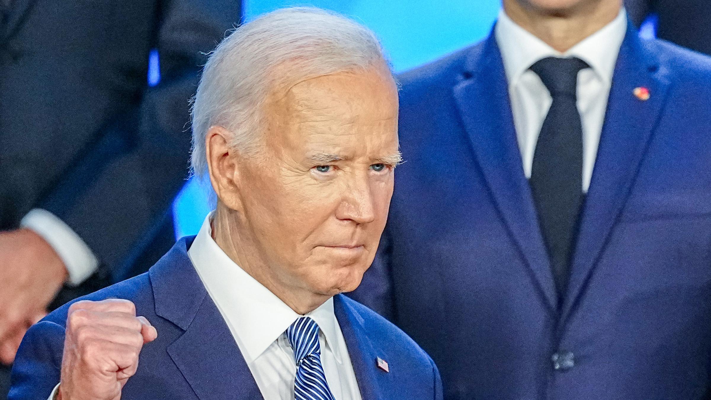 US-Präsident Joe Biden zeigt beim Gruppenbild zusammen mit anderen Staatschefs eine geballte Faust