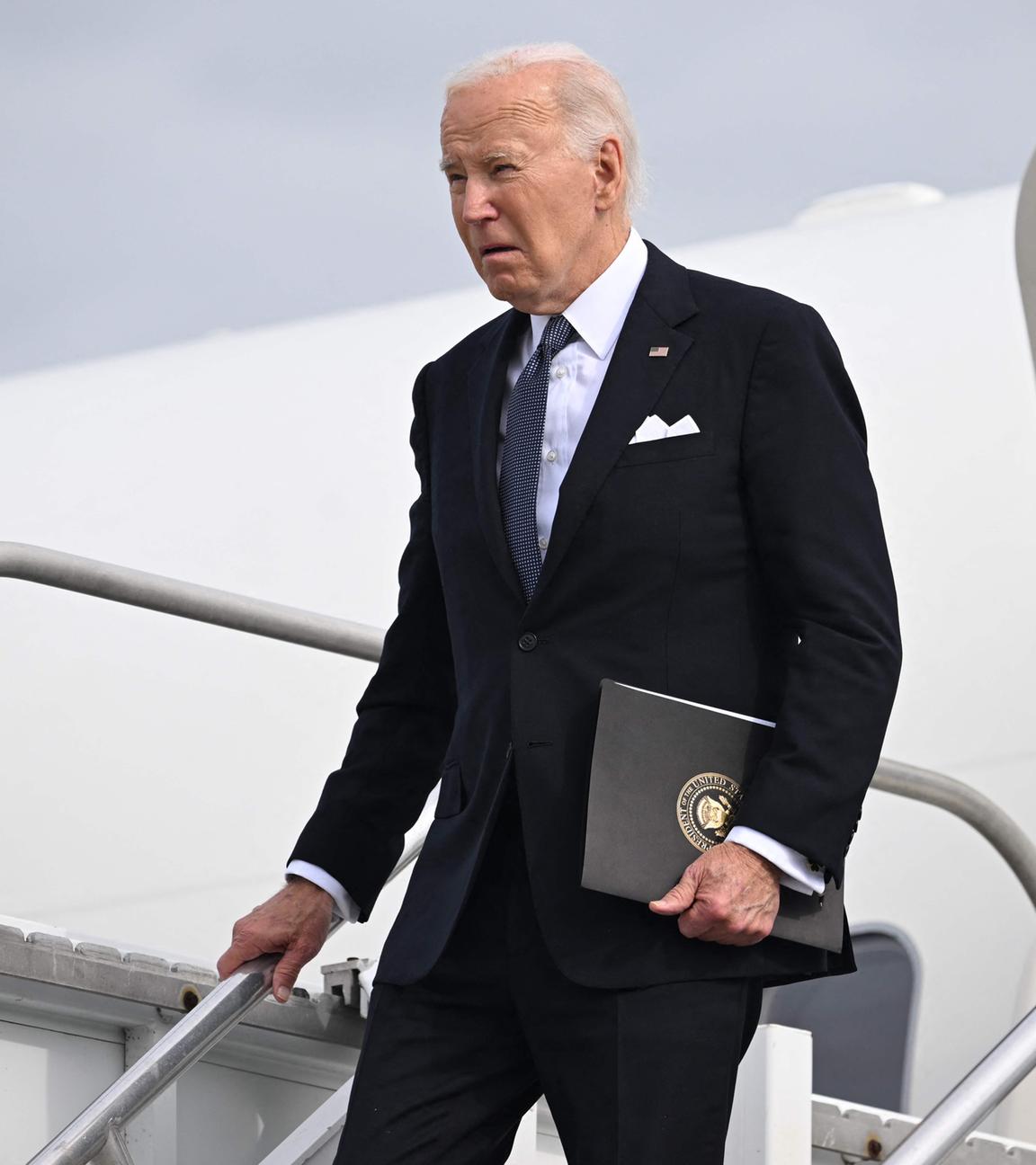 US-Präsident Joe Biden verlässt die Air Force One bei seiner Ankunft am Wilkes-Barre Scranton International Airport in Scranton, Pennsylvania, am 27. 09. 2024. 