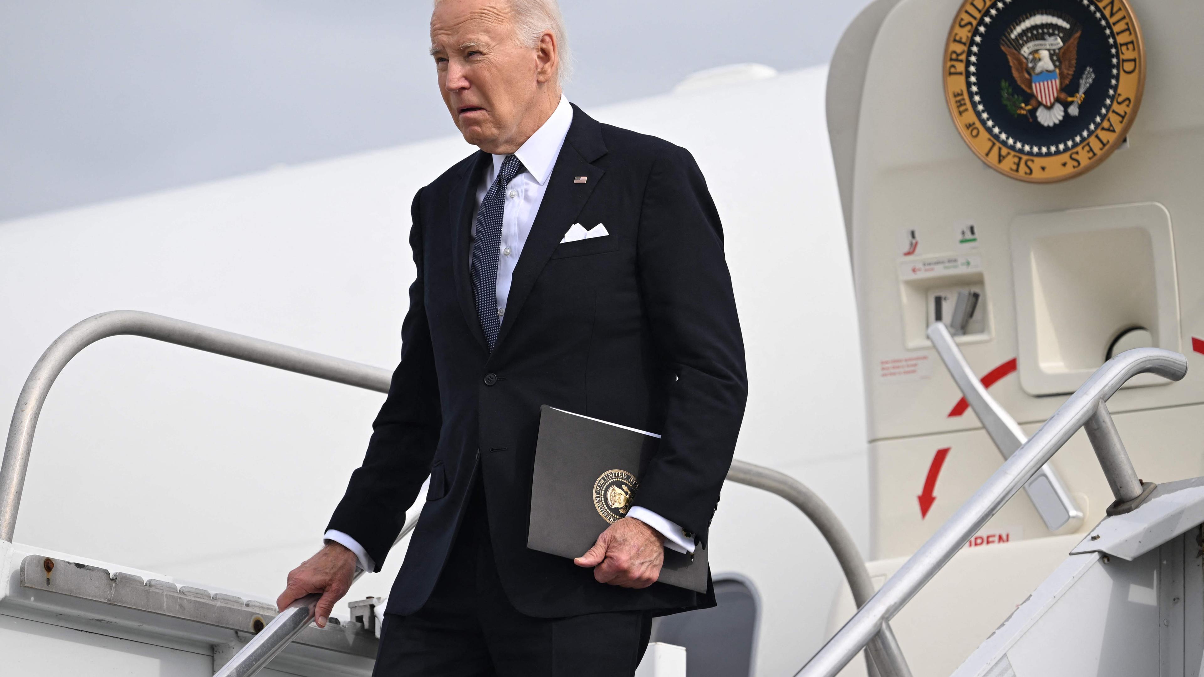 US-Präsident Joe Biden verlässt die Air Force One bei seiner Ankunft am Wilkes-Barre Scranton International Airport in Scranton, Pennsylvania, am 27. 09. 2024. 