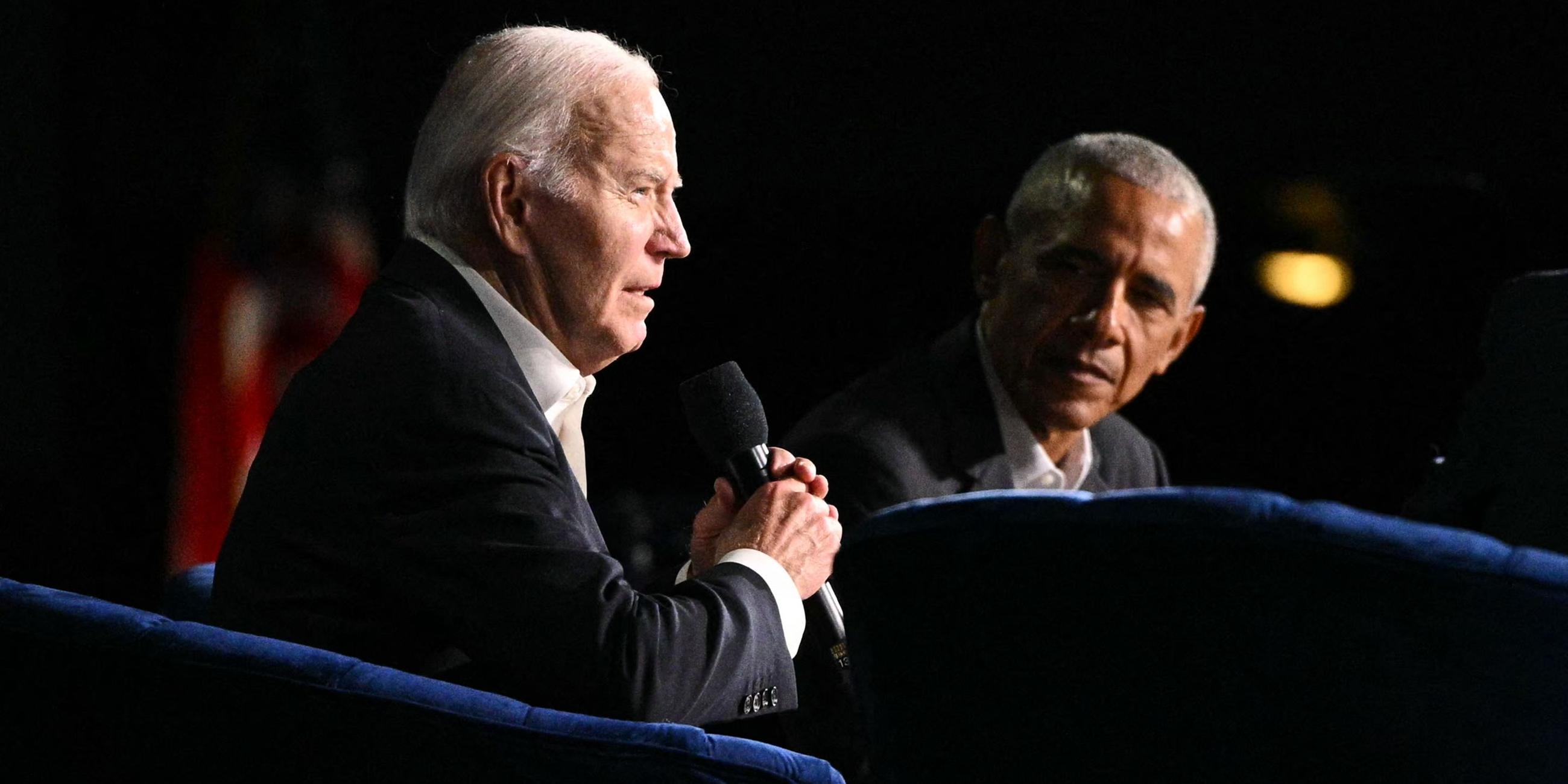 US-Präsident Joe Biden spricht auf einer Bühne neben dem ehemaligen US-Präsidenten Barack Obama.