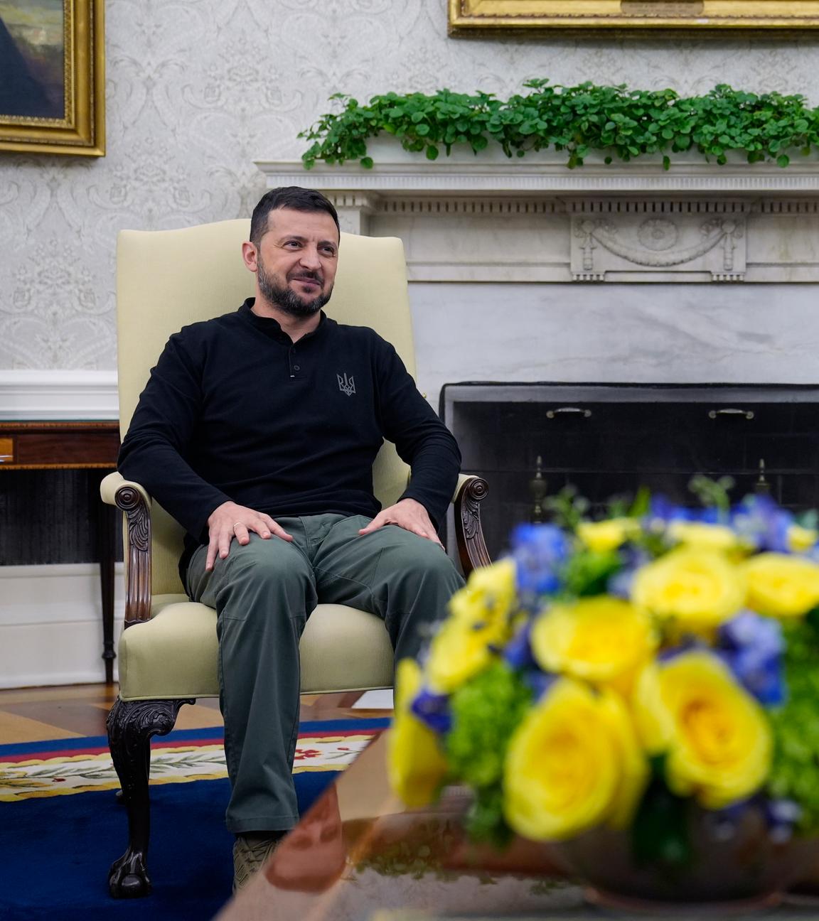 US-Präsident Joe Biden (r) trifft sich mit dem ukrainischen Präsidenten Wolodymyr Selenskyj im Oval Office des Weißen Hauses.