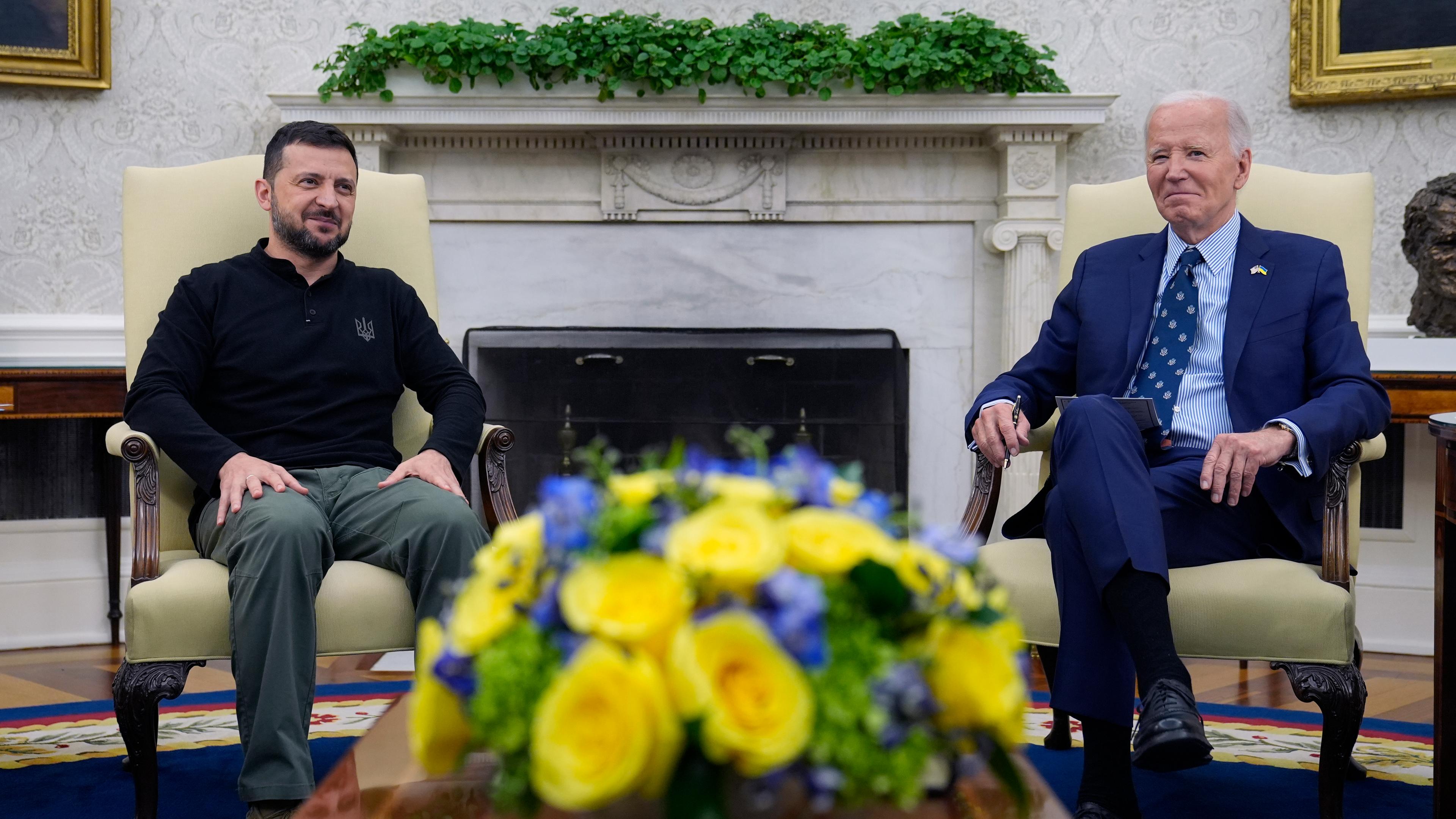 US-Präsident Joe Biden (r) trifft sich mit dem ukrainischen Präsidenten Wolodymyr Selenskyj im Oval Office des Weißen Hauses.