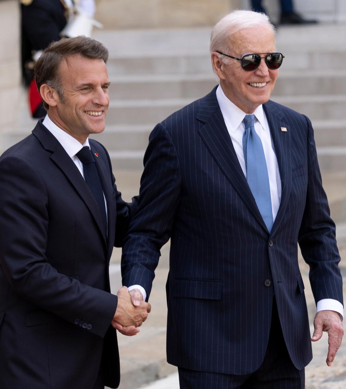 US-Präsident Joe Biden (rechts) schüttelt die Hand von Amtskollege Macron (links) beim Staatsbesuch in Paris.